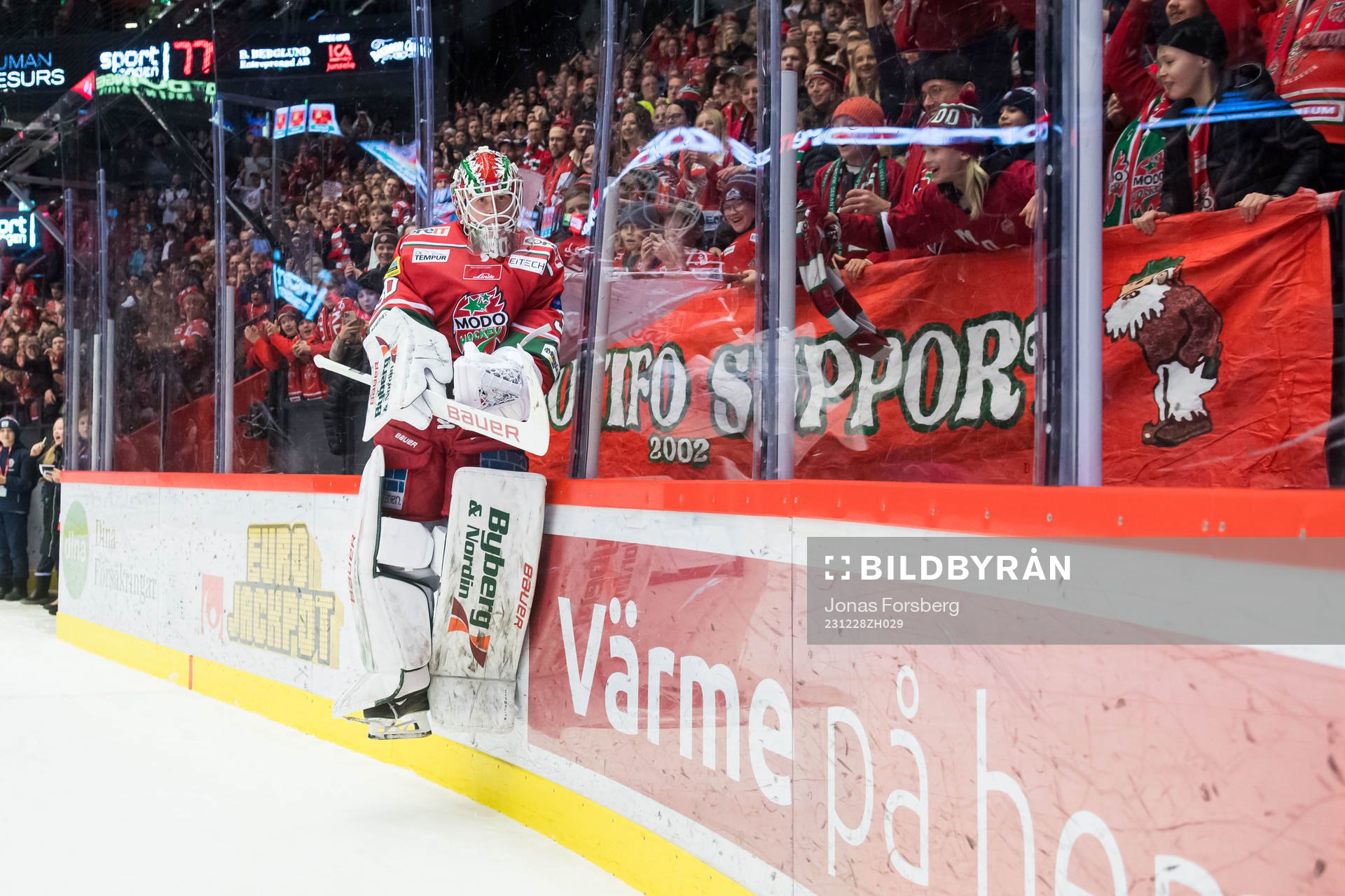 MoDos målvakt Lassi Lehtinen jublar
