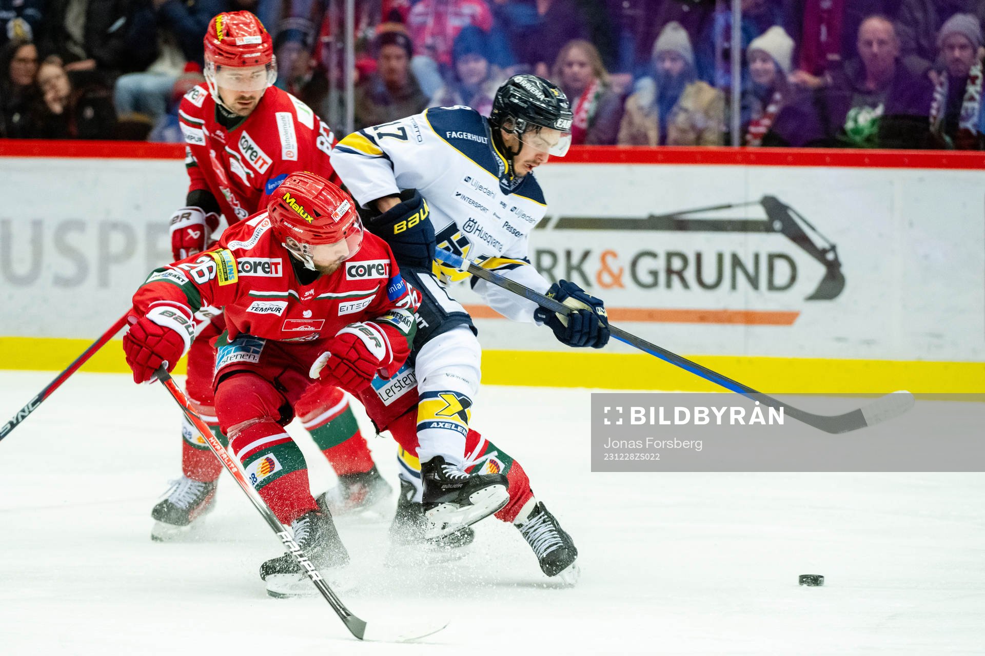 MoDos Emil Wahlberg och HV71s Isac Brännström