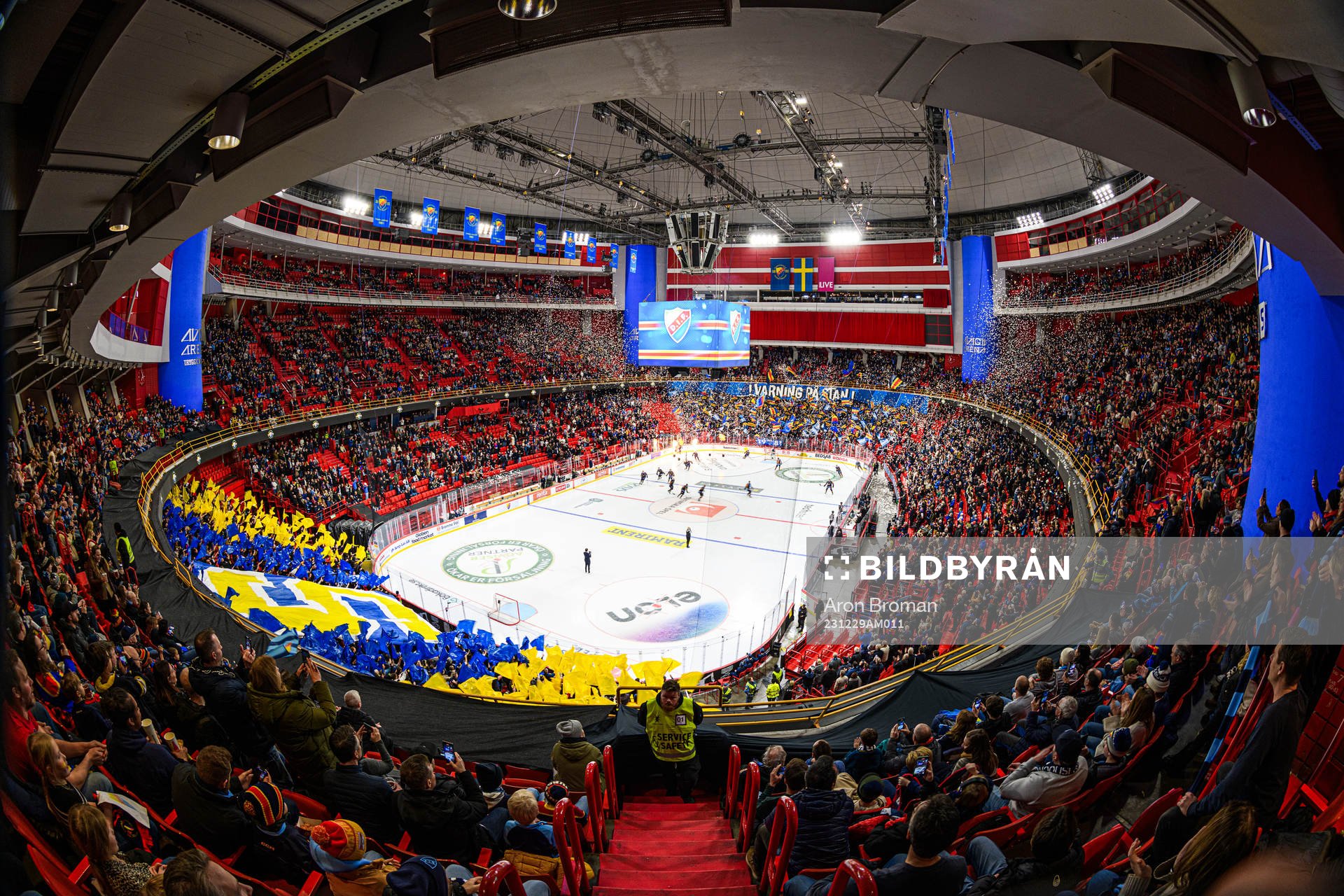 Djurgårdens och Södertäljes supportrar med tifo