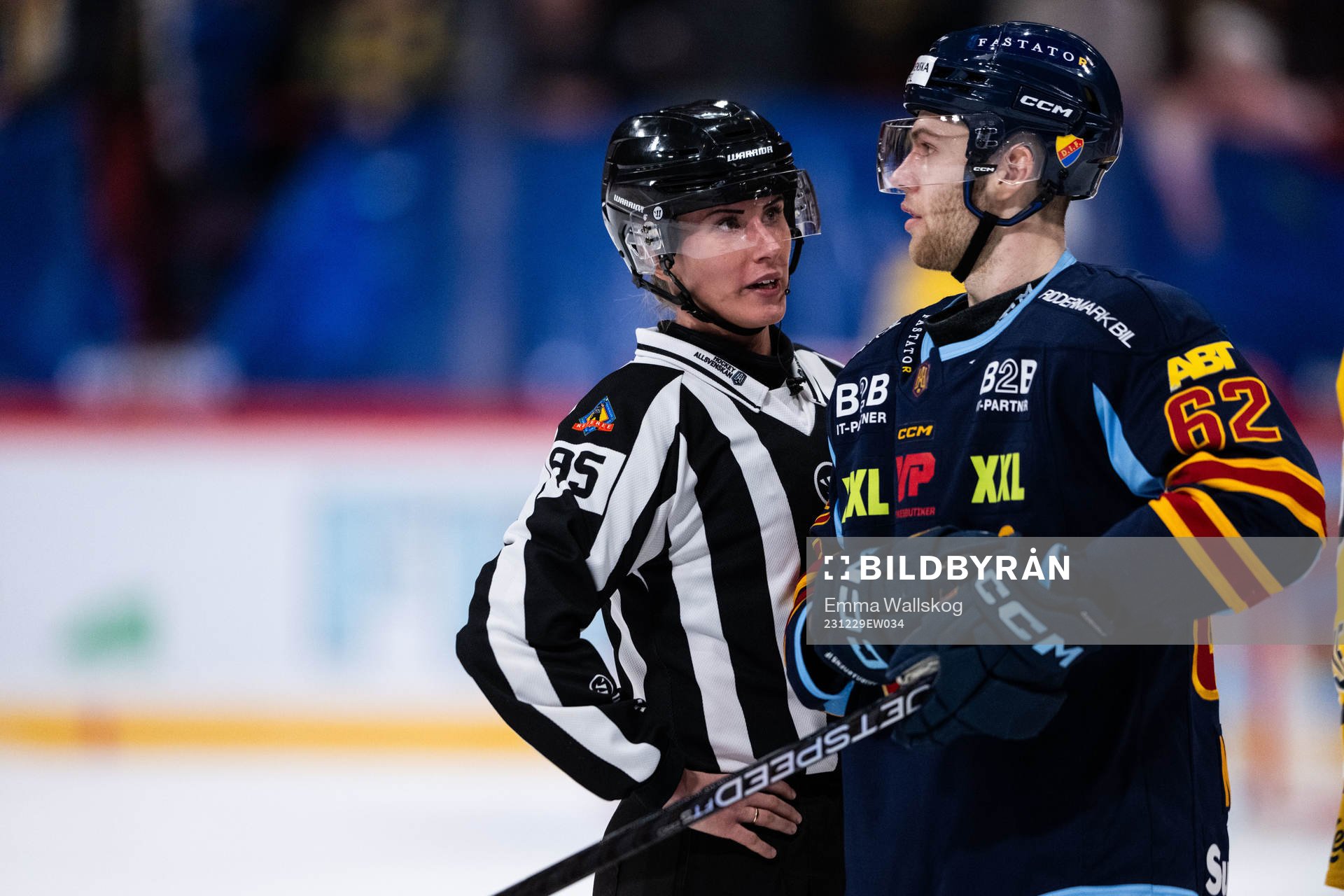 Linjedomare Anna Hammar och Djurgårdens Wiktor Nilsson