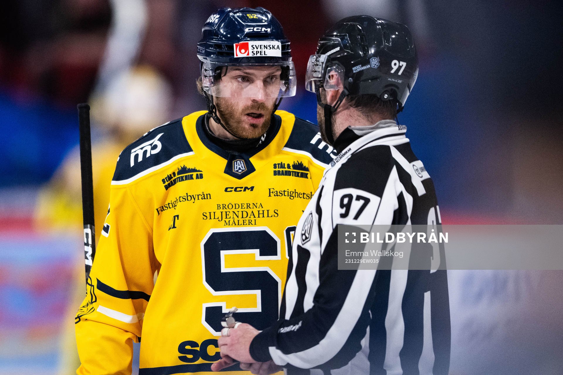 Linjedomare Filip Löwgren och Södertäljes Christopher