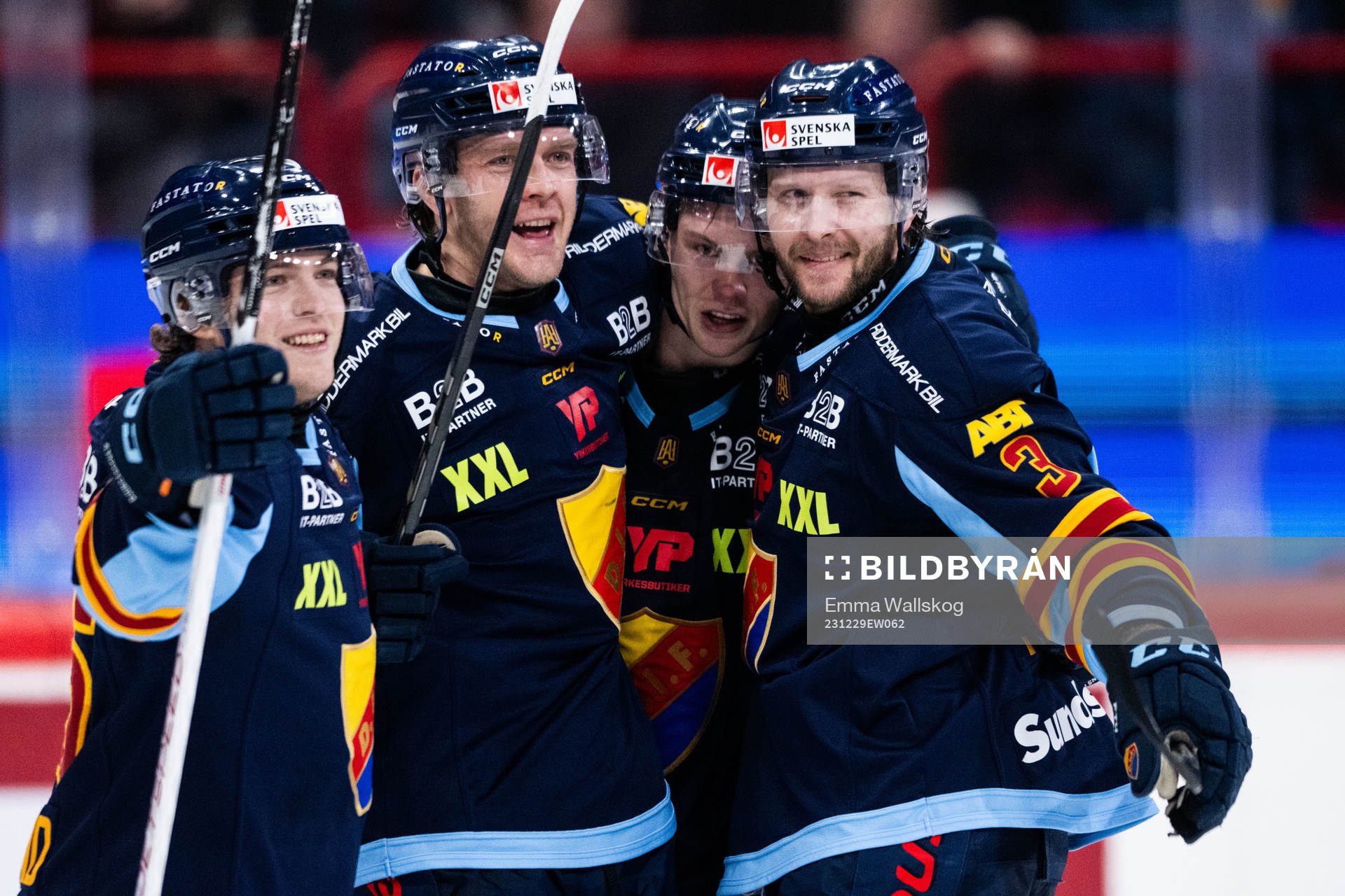 Djurgårdens Alexander Ytterell jublar med Emil Berglund,