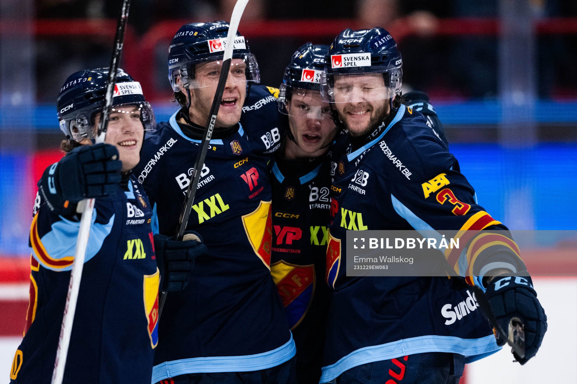 Djurgårdens Alexander Ytterell jublar med Emil Berglund,