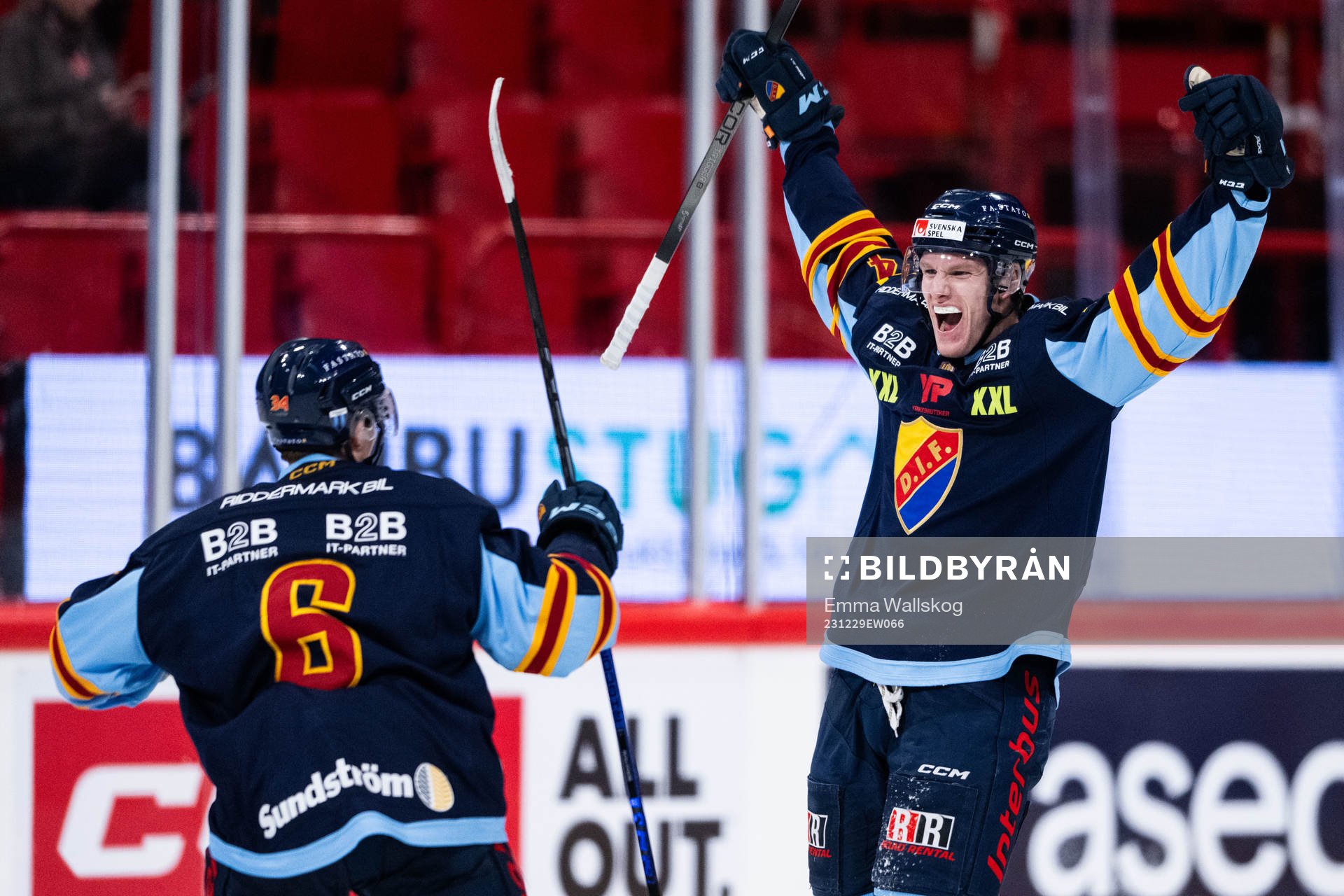 Djurgårdens Edvin Hammarlund jublar med Arvid Bergström