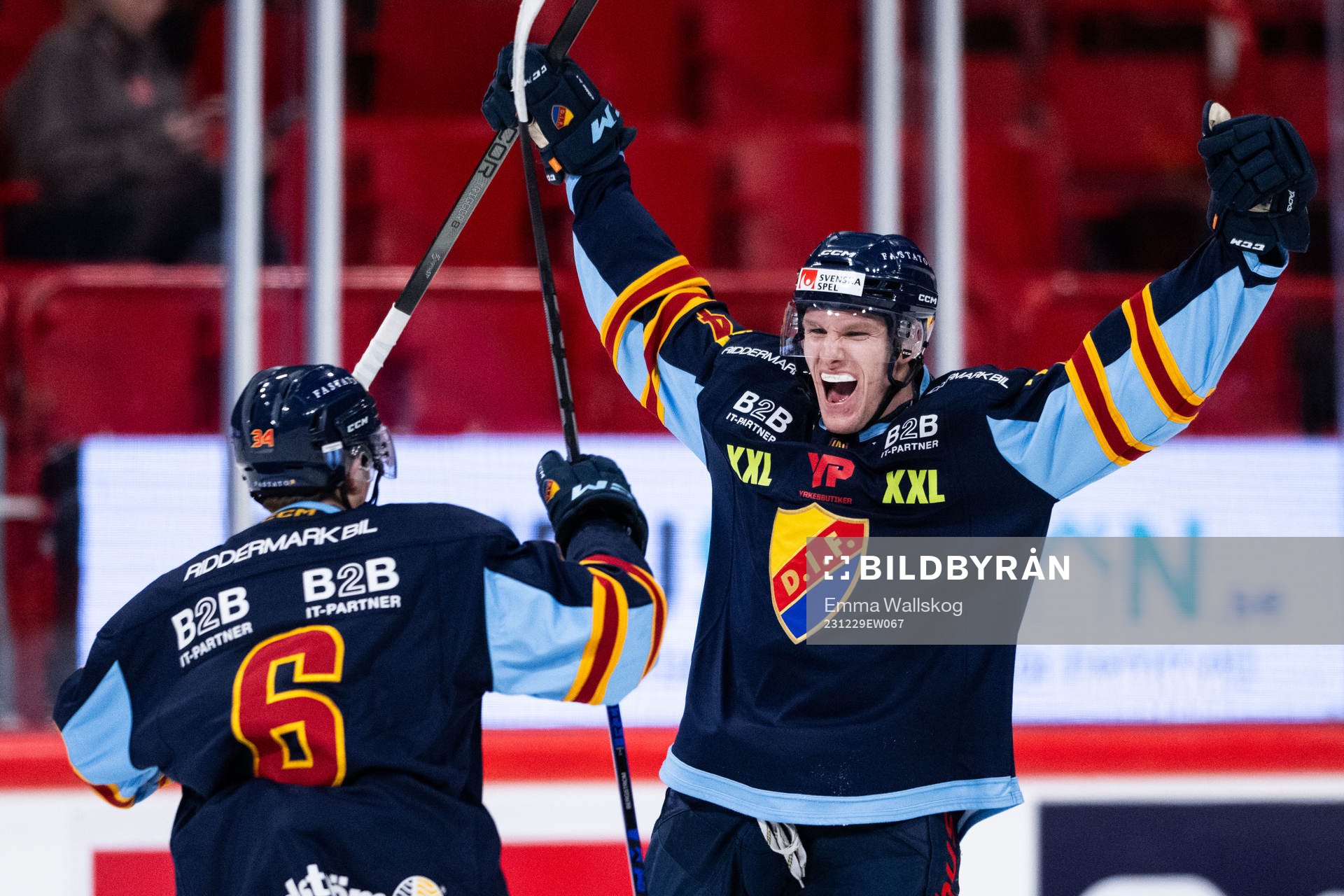 Djurgårdens Edvin Hammarlund jublar med Arvid Bergström