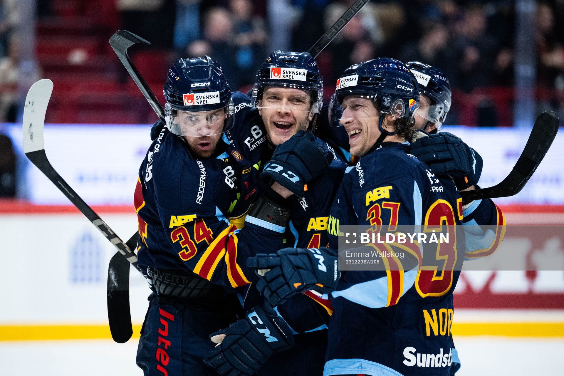 Djurgårdens Alexander Ytterell jublar med Emil Berglund,