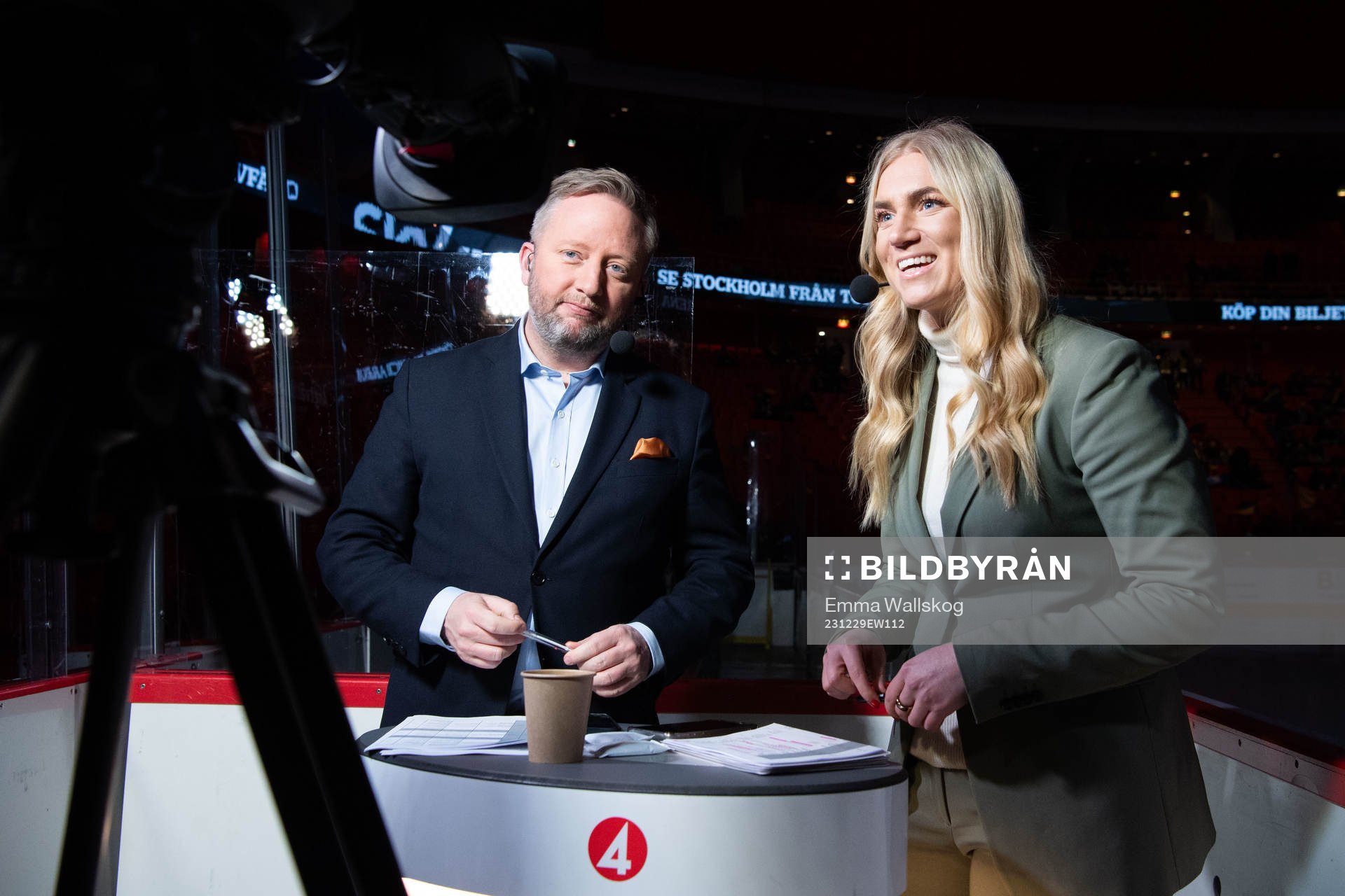 TV-expert Fredrik Söderström och programledare Kajsa