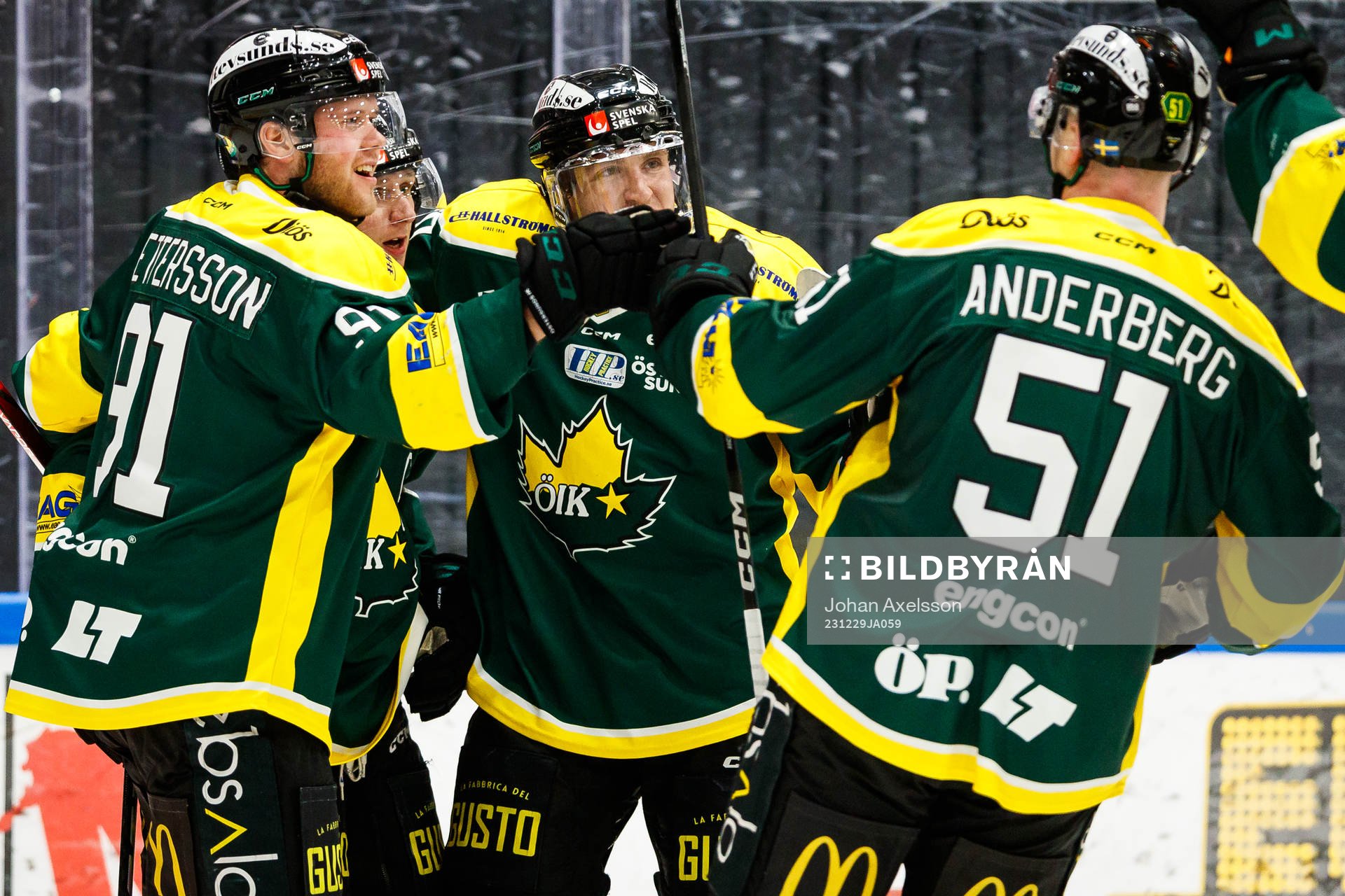 Östersunds Karl Johansson jublar med lagkamrater