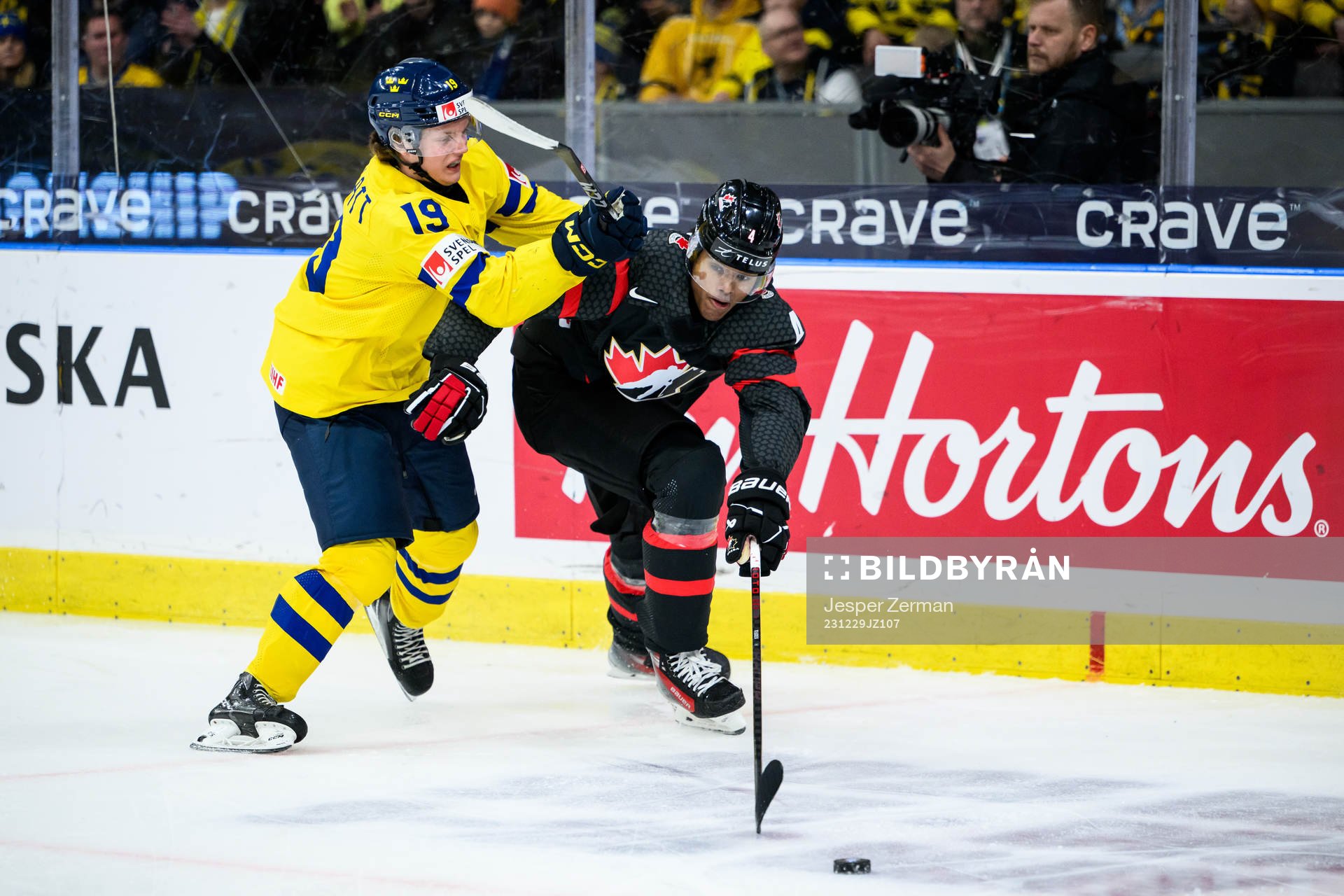 Rasmus Rudslätt of Sweden and Noah Warren of Canada