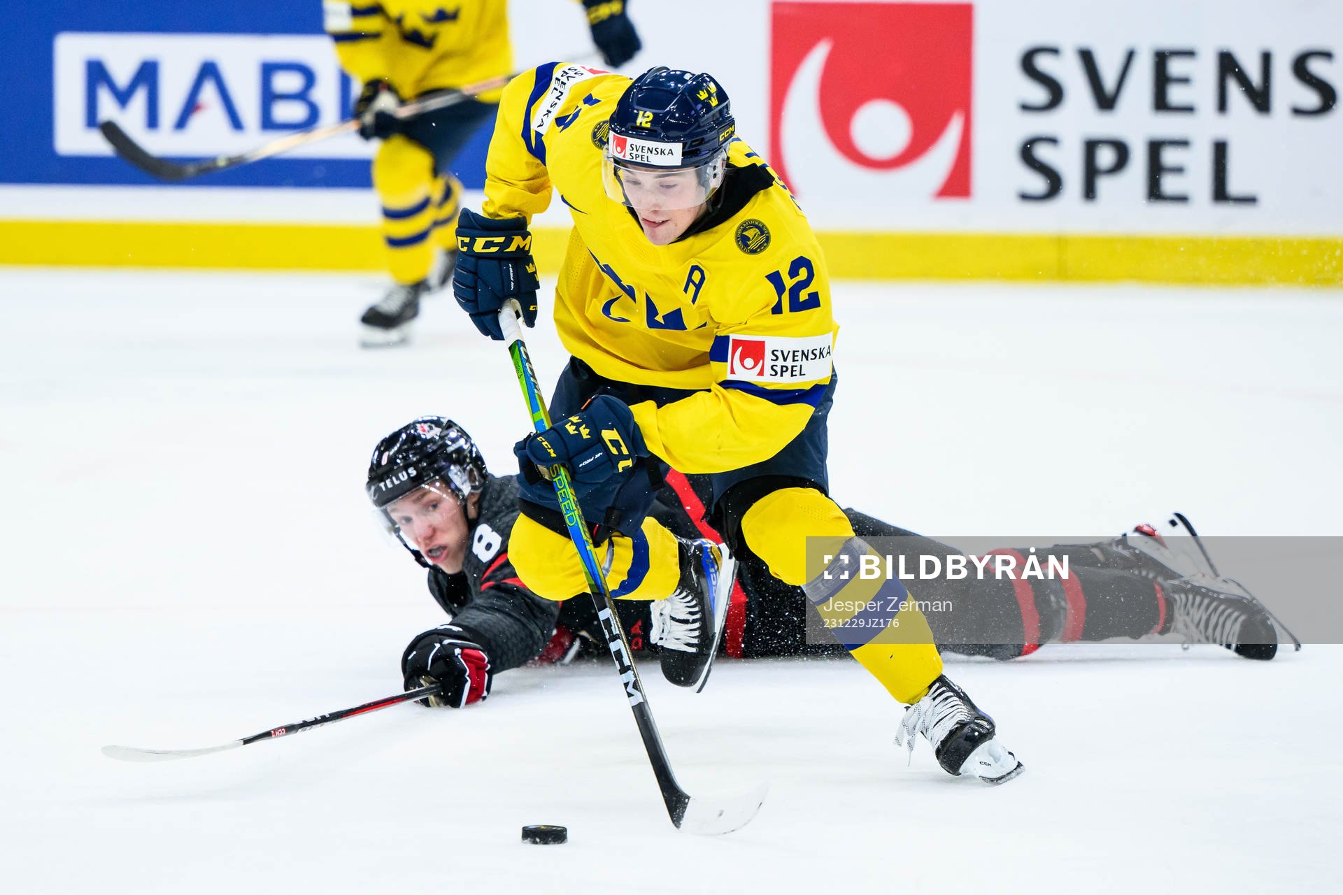 Noah Östlund of Sweden and Owen Beck of Canada