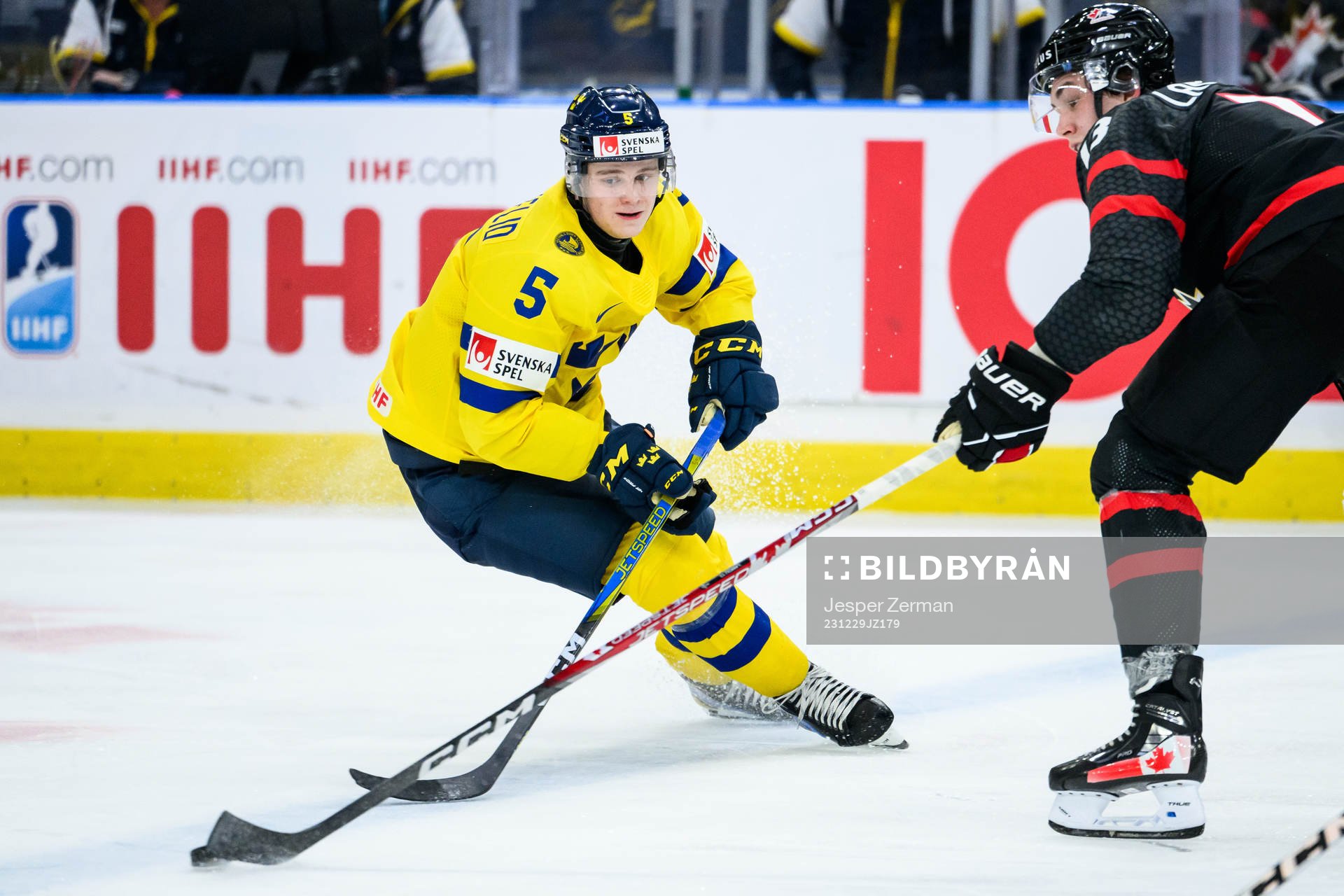Mattias Hävelid of Sweden and Maveric Lamoureux of Canada