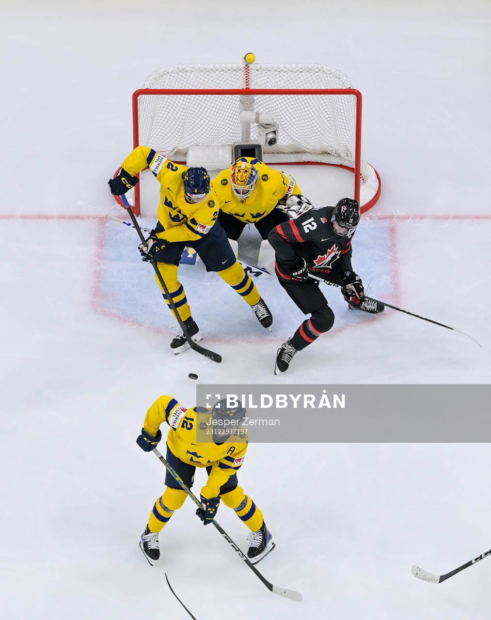Goaltender Hugo Hävelid, Elias Pettersson and Noah