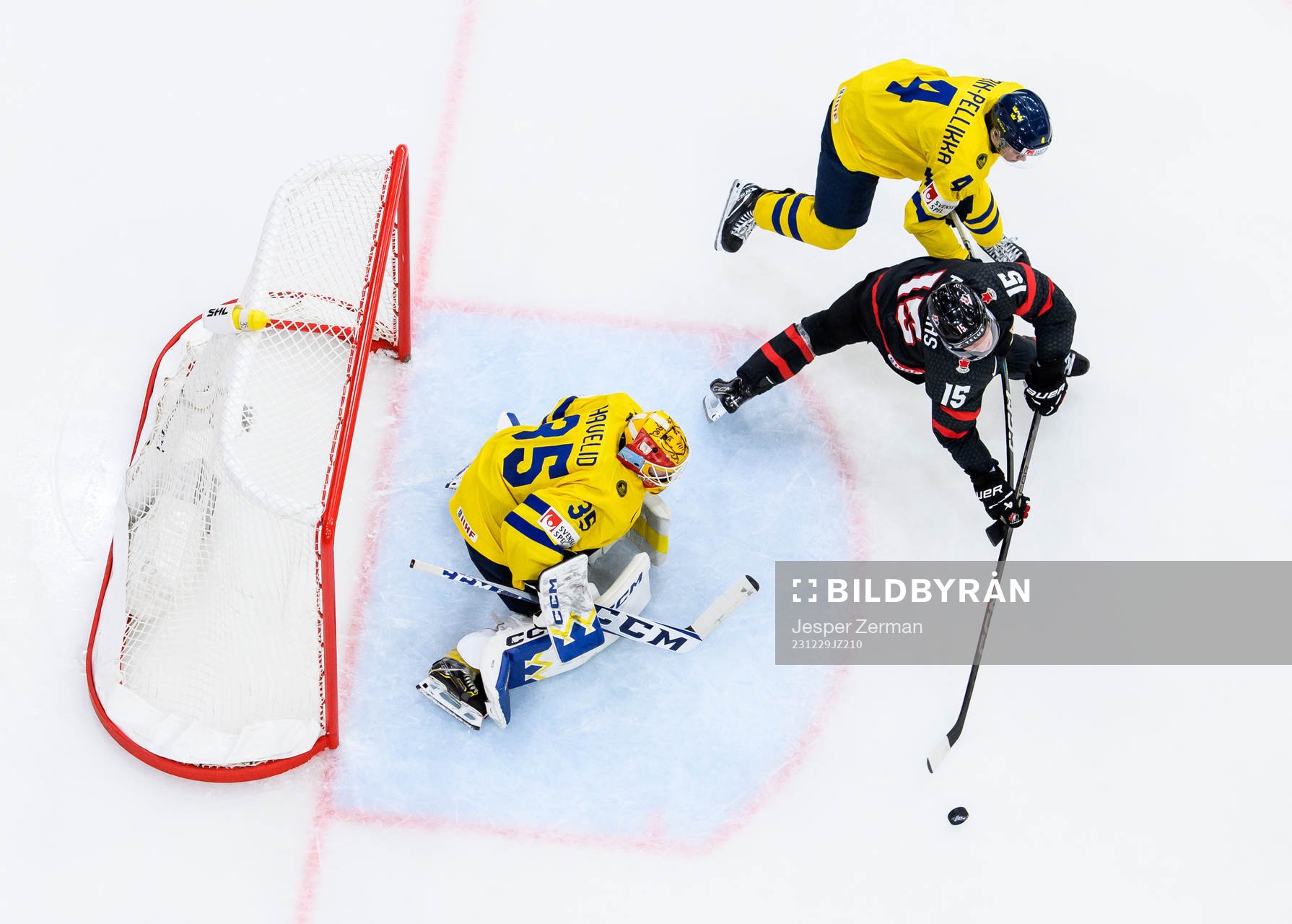 goaltender Hugo Hävelid and Axel Sandin-Pellikka of Sweden