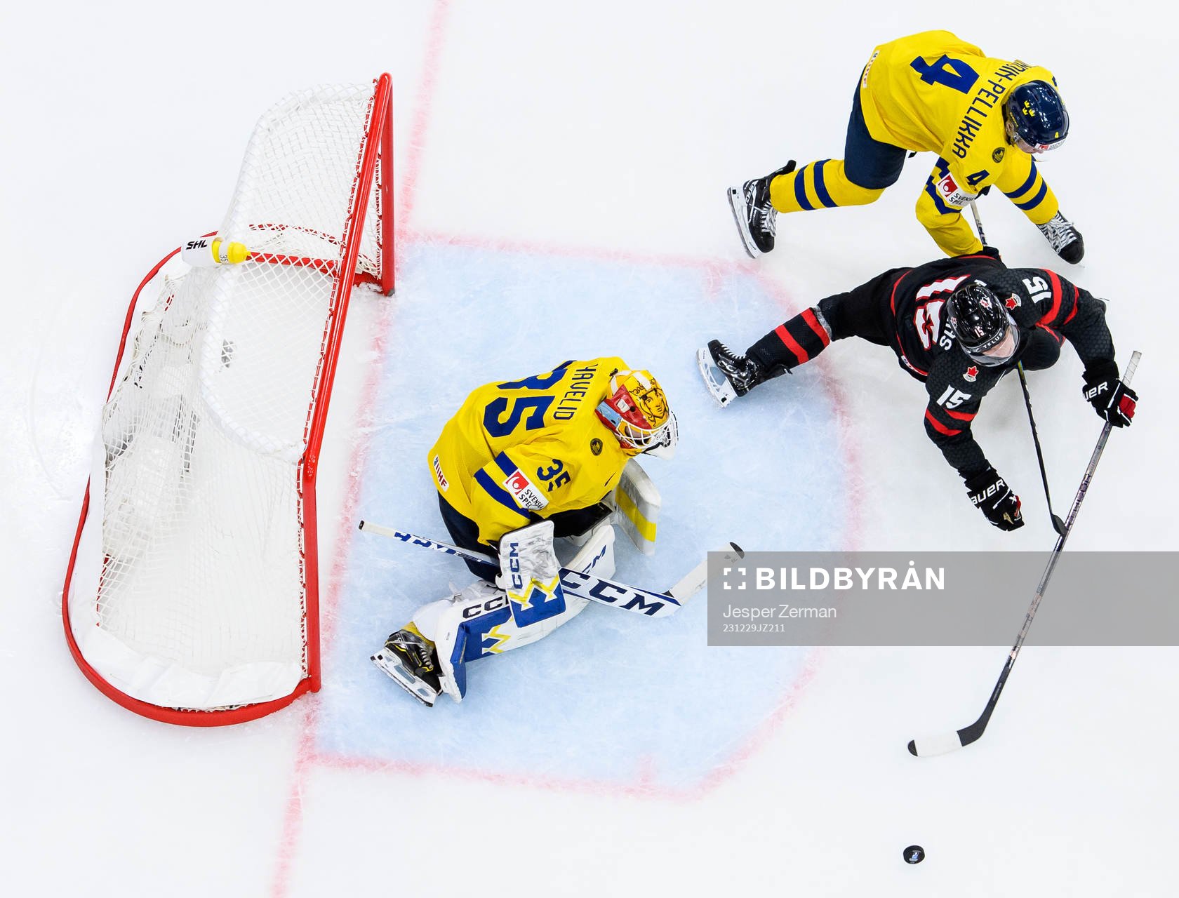 goaltender Hugo Hävelid and Axel Sandin-Pellikka of Sweden