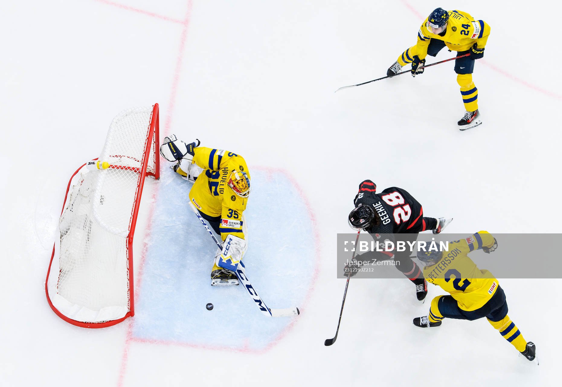 goaltender Hugo Hävelid, Tom Willander and Elias