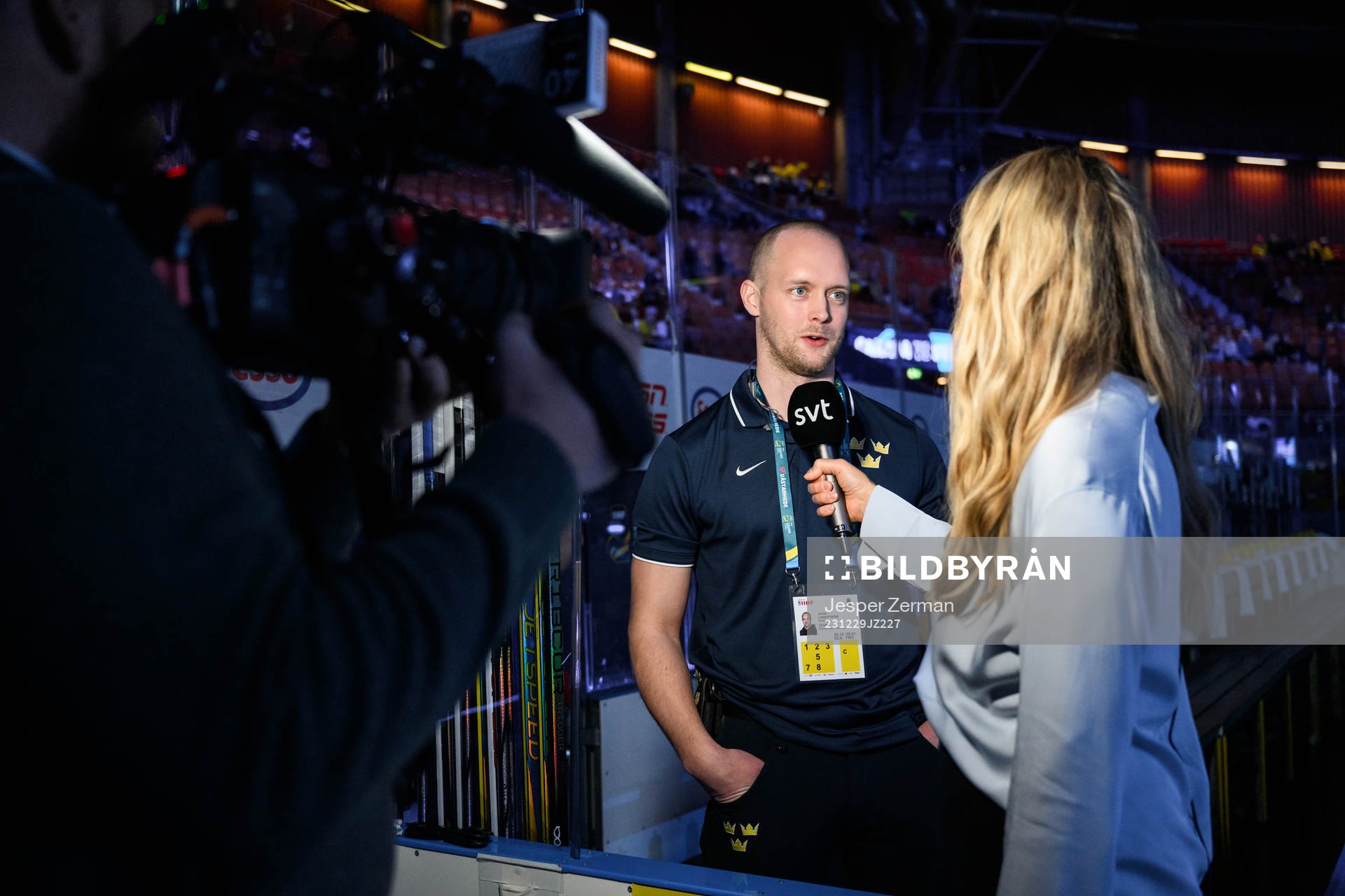 Equipment manager Jonas Landström speaks to SVT