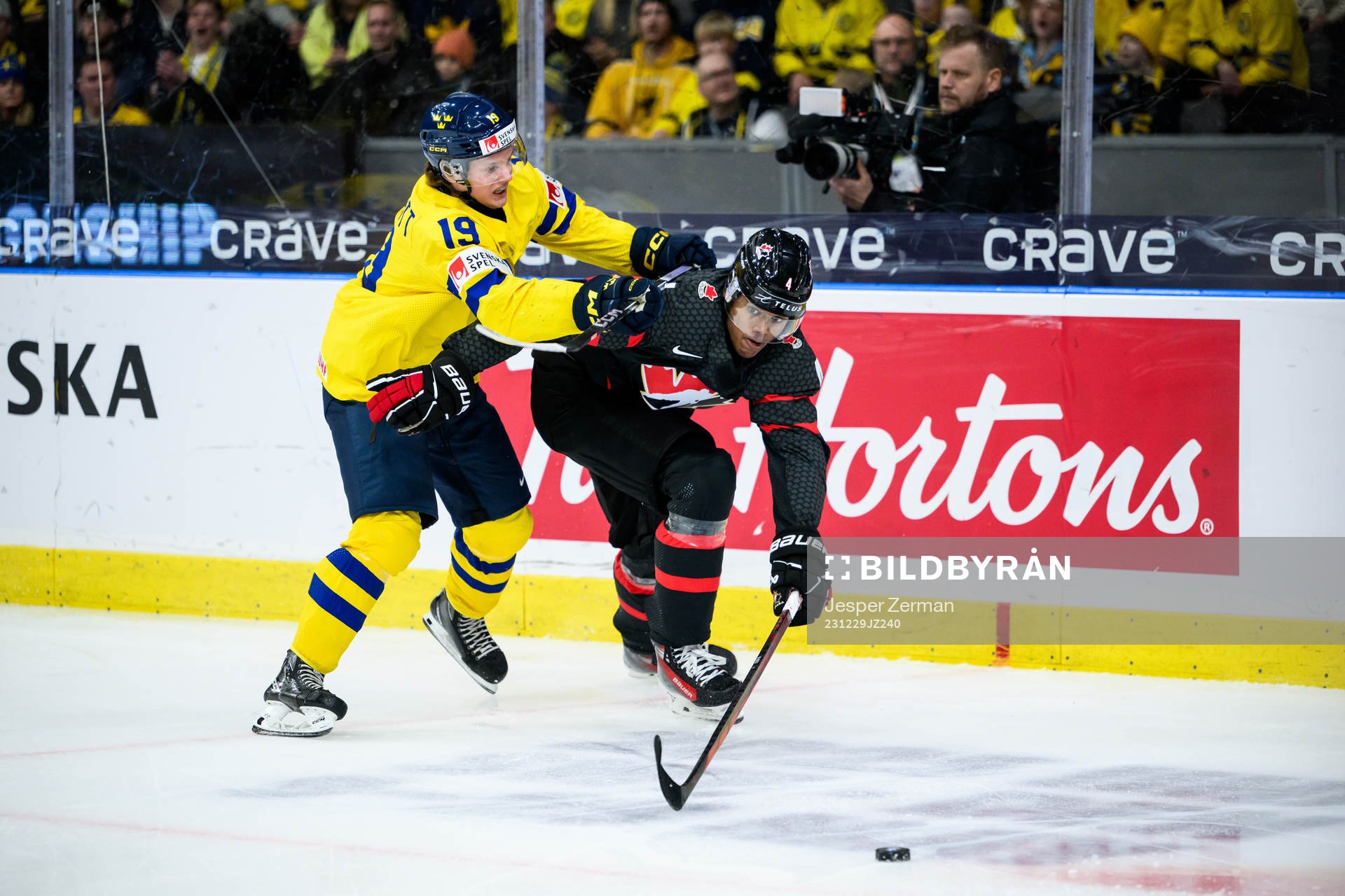 Rasmus Rudslätt of Sweden and Noah Warren of Canada