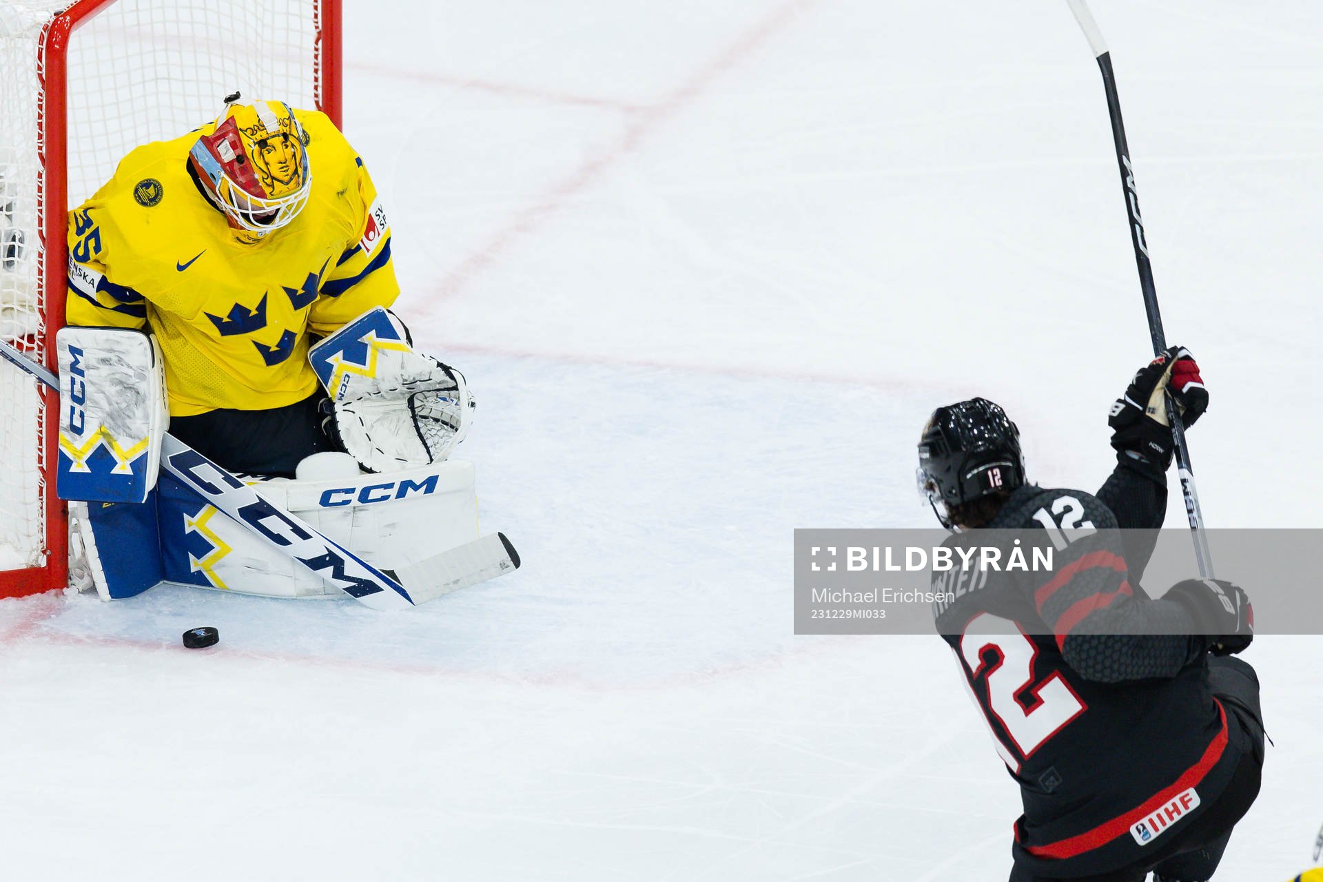 Goaltender Hugo Hävelid of Sweden and Fraser Minten of