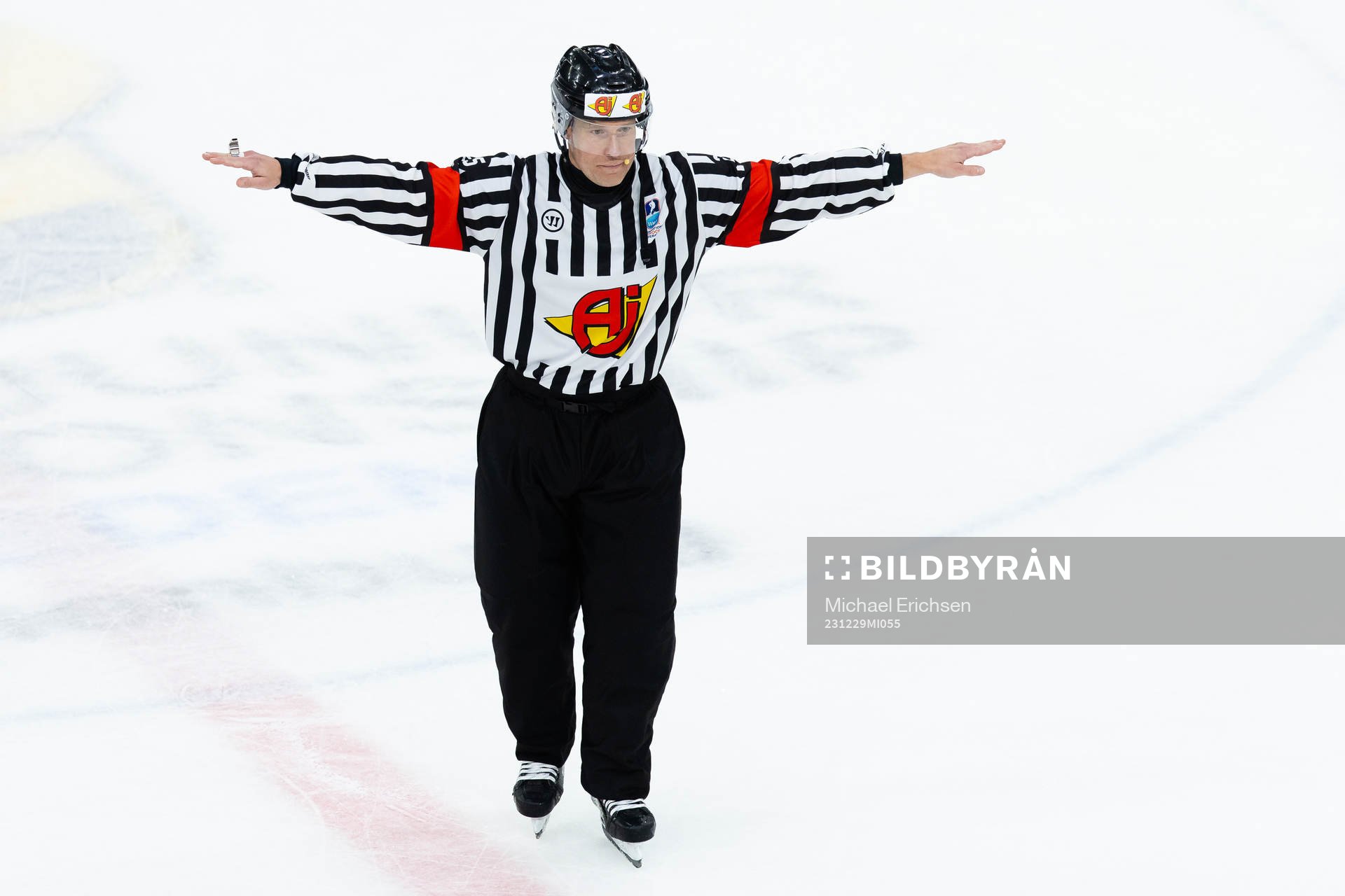 Referee Tobias Björk