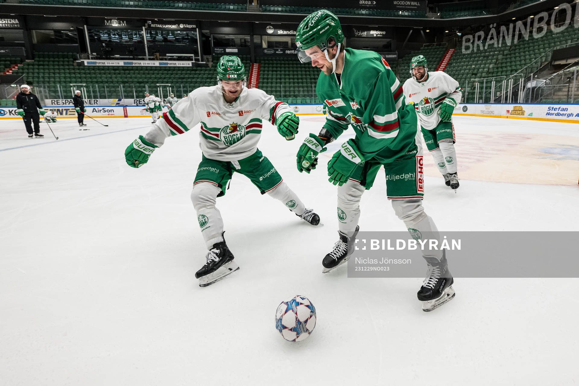 Henry Bowlby och Lukas Ekeståhl-Jonsson spelar fotboll
