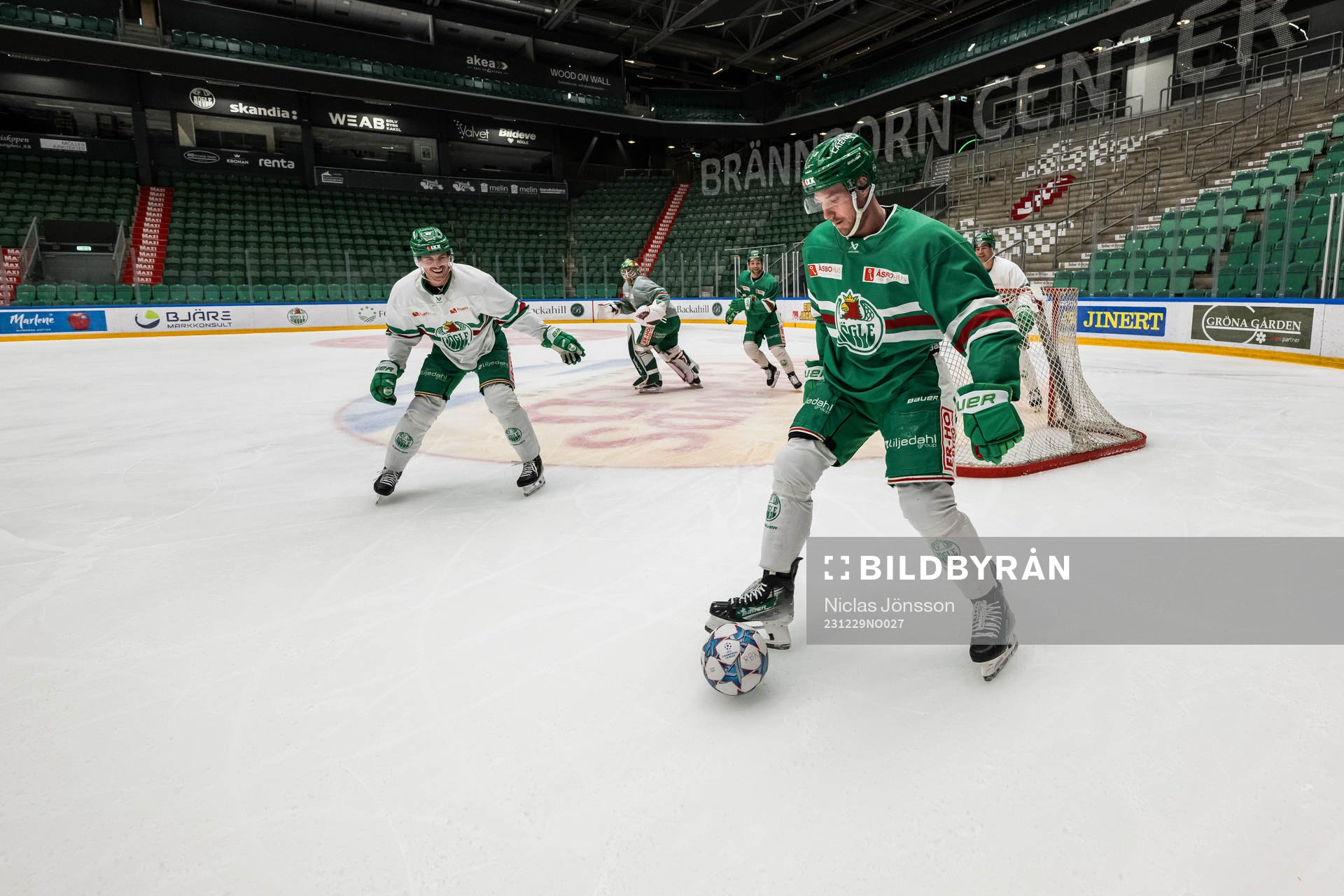 Brandon Davidson och Linus Sandin spelar fotboll