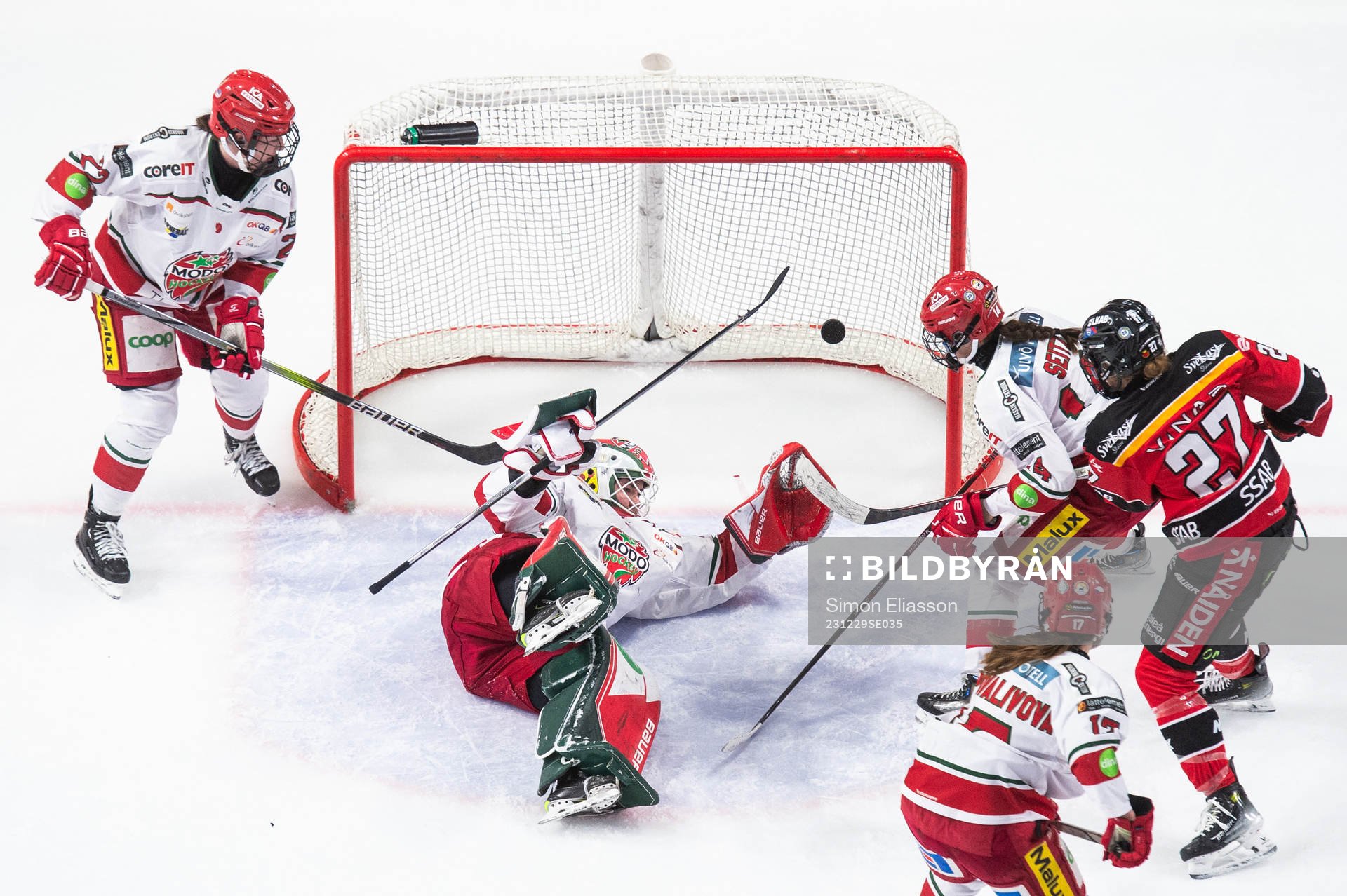 Luleås Jaycee Magwood gör 5-2 bakom Modos målvakt Andrea