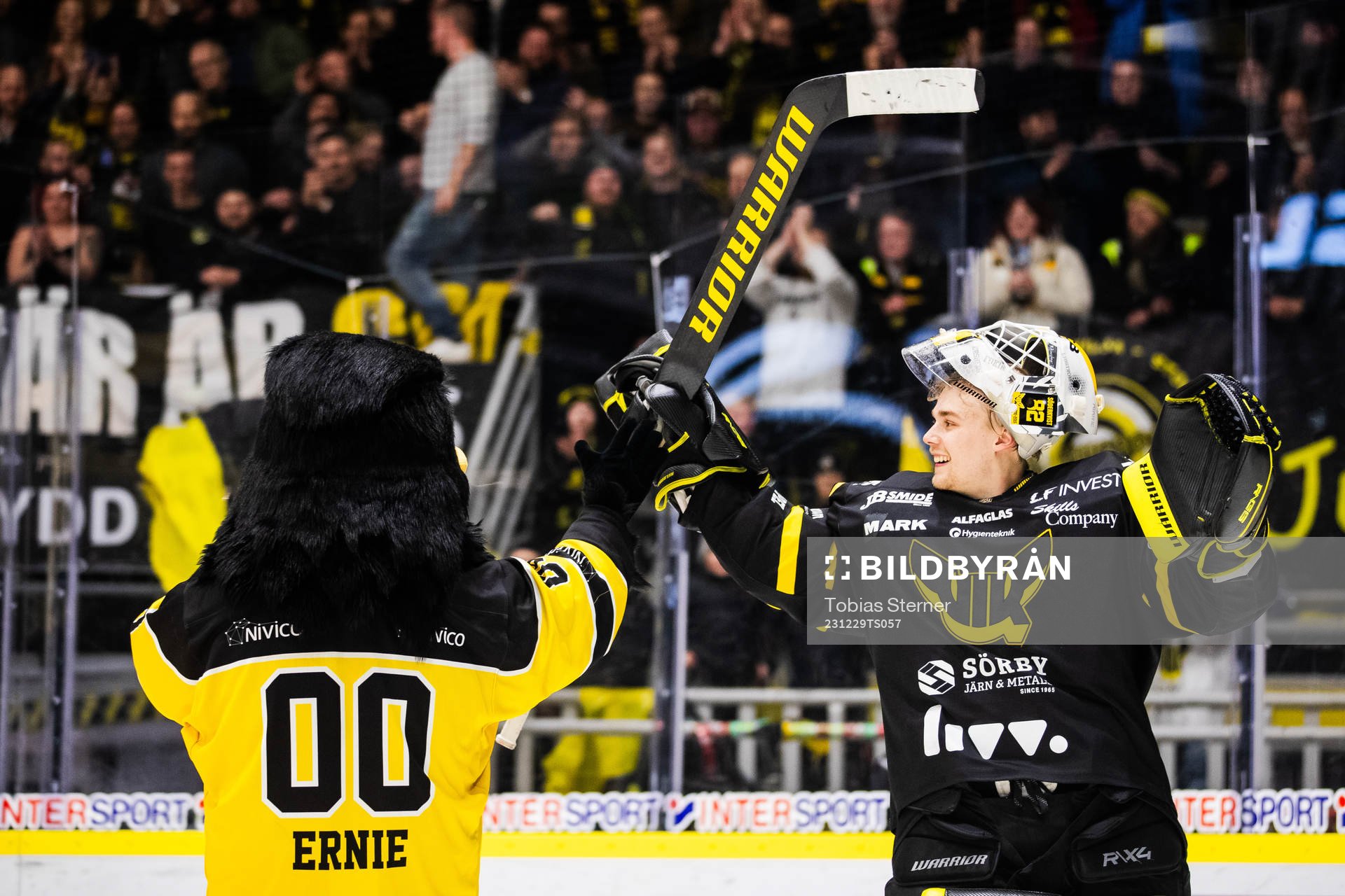 Västerås målvakt Niilo Halonen jublar
