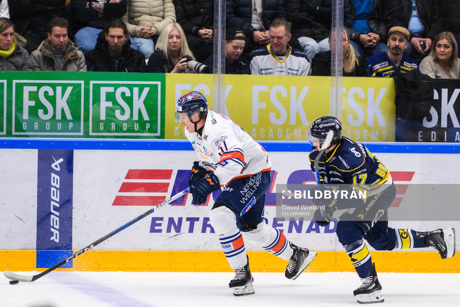 <Växjös Emil Sylvegård och HV71s Isac Brännström