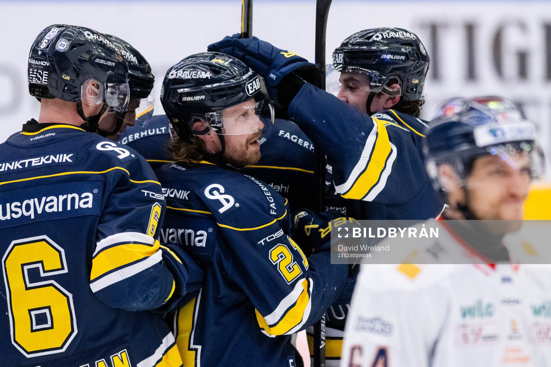 HV71s Mattias Tedenby jublar