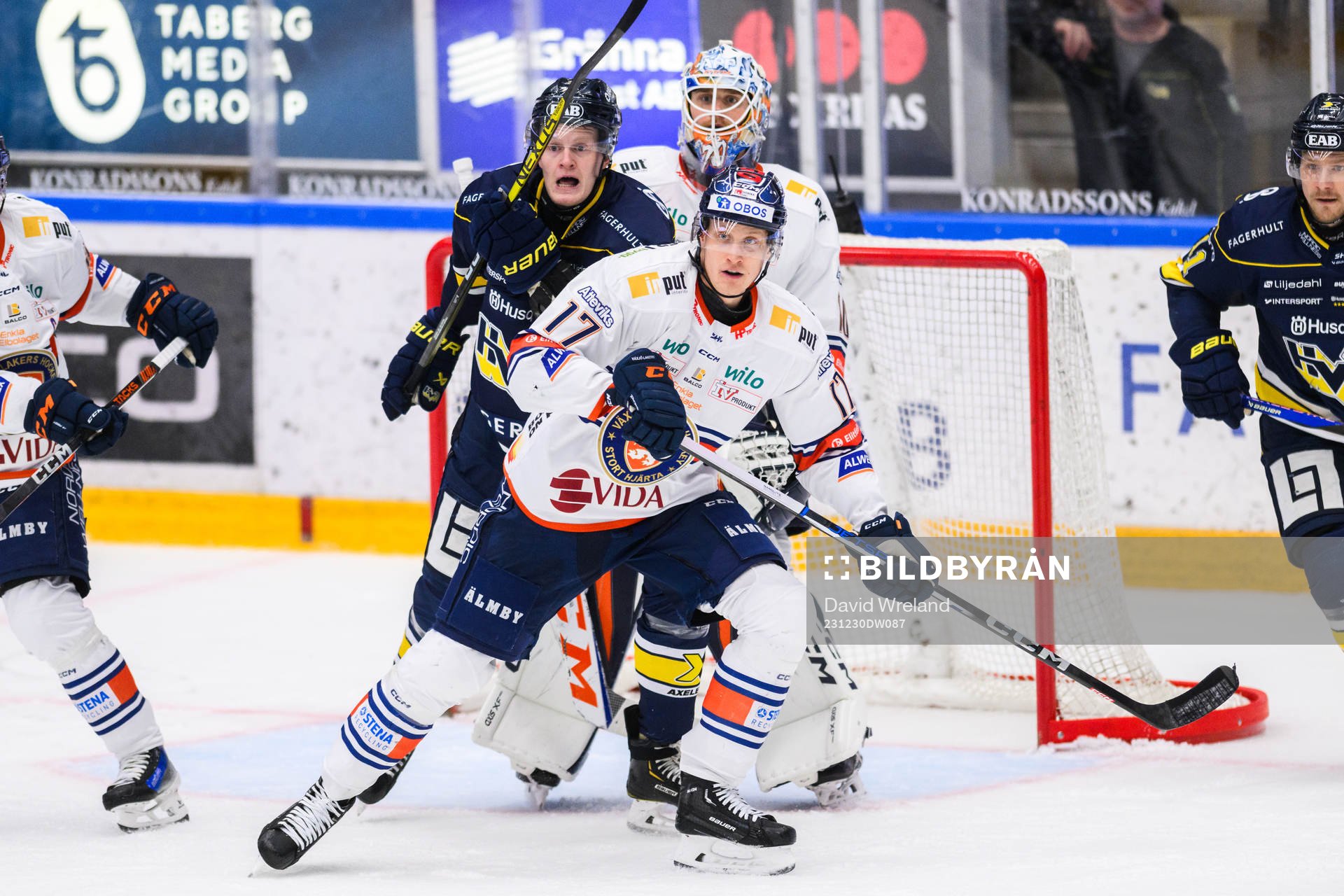 HV71s Tommi Tikka och Växjös Gabriel Carlsson  framför
