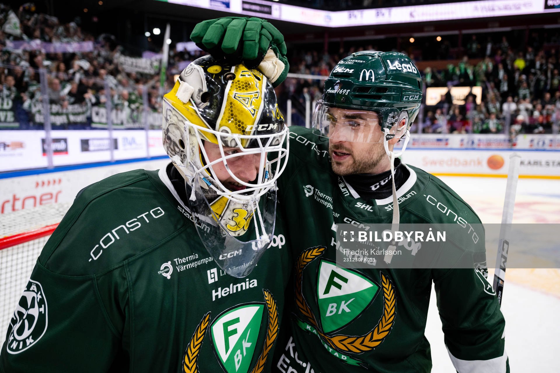 Färjestads målvakt Tobias Normann och Jonathan Andersson
