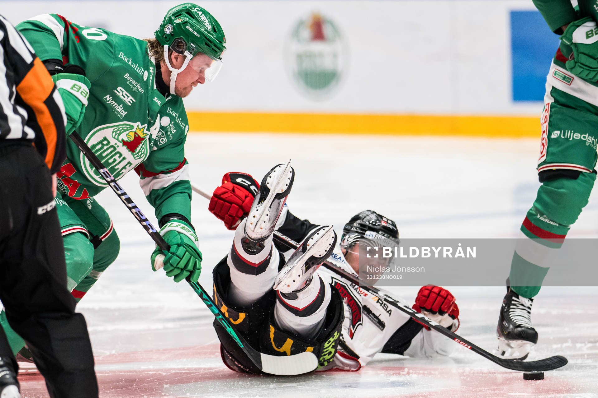 Rögles Rodrigo Abols och Malmö Redhawks Janne Kuokkanen