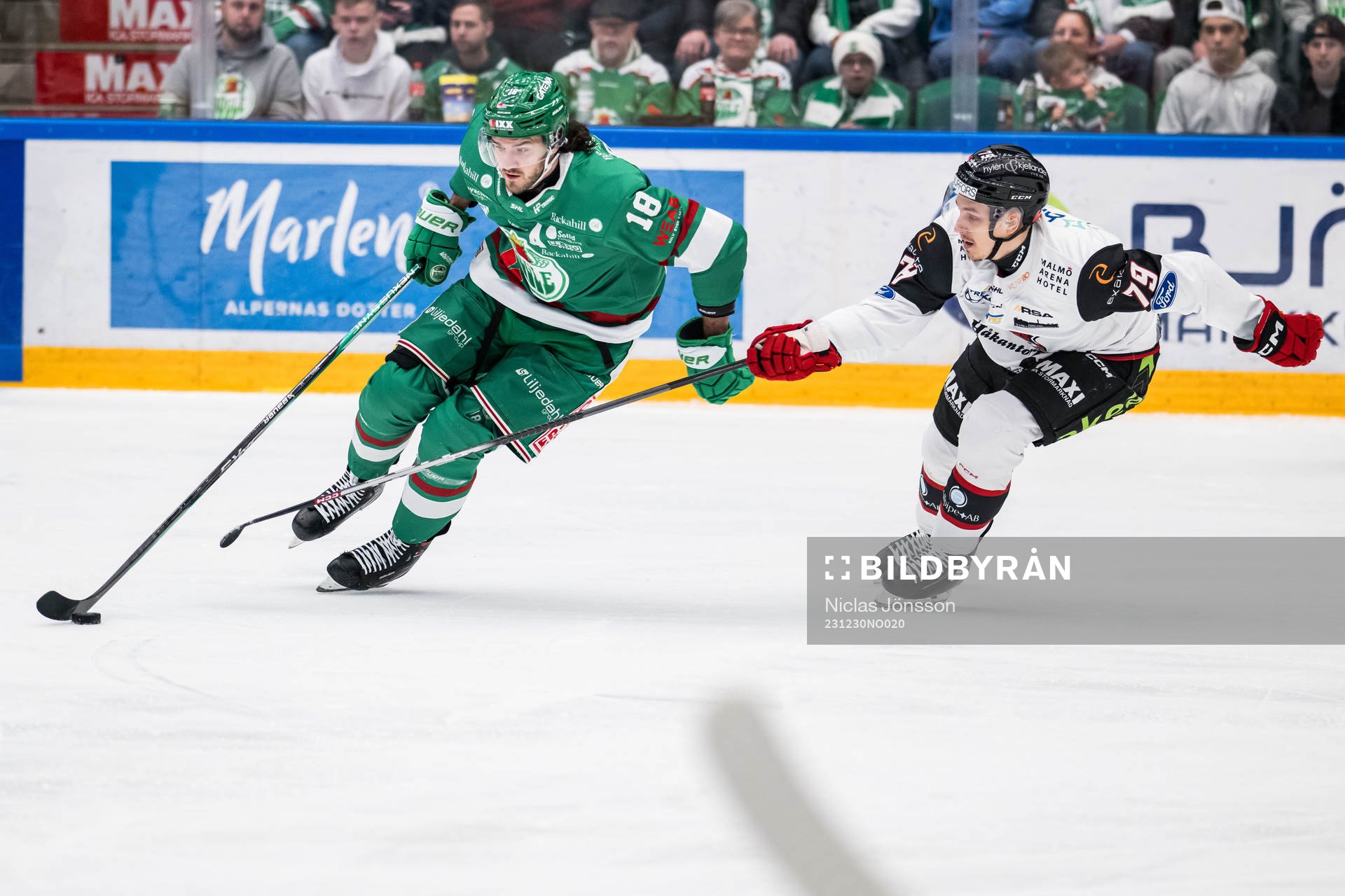 Rögles Dennis Everberg och Malmö Redhawks Jakub Galvas