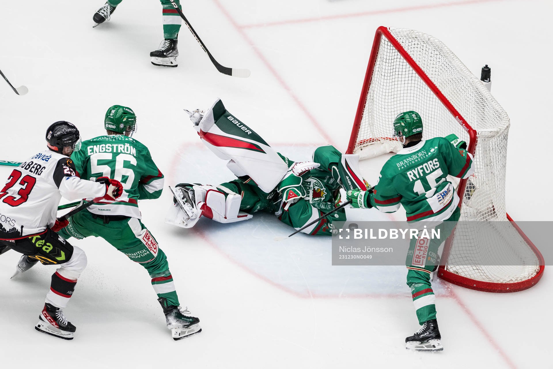 Malmö Redhawks Christoffer Forsberg oroar framför Rögles