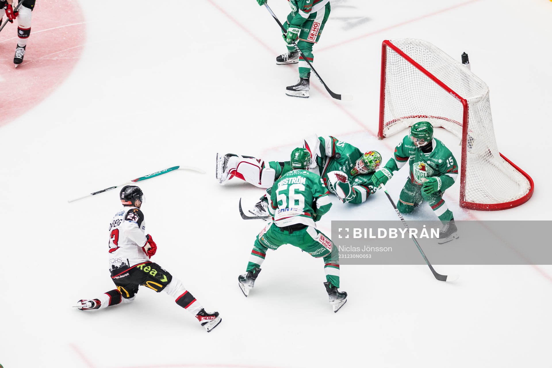 Malmö Redhawks Christoffer Forsberg och Rögles målvakt