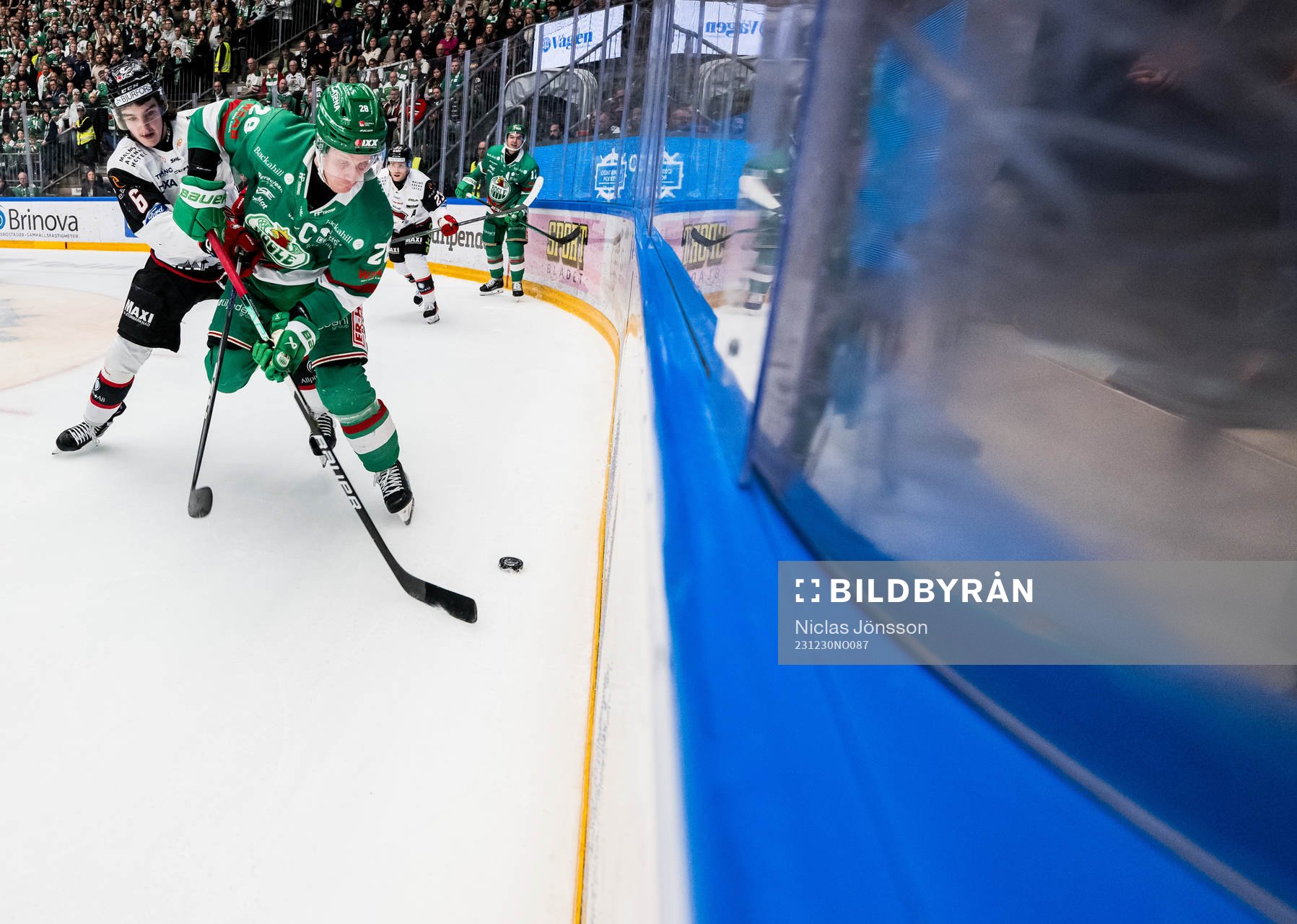 Malmö Redhawks Dominik Badinka och Rögles Anton Bengtsson