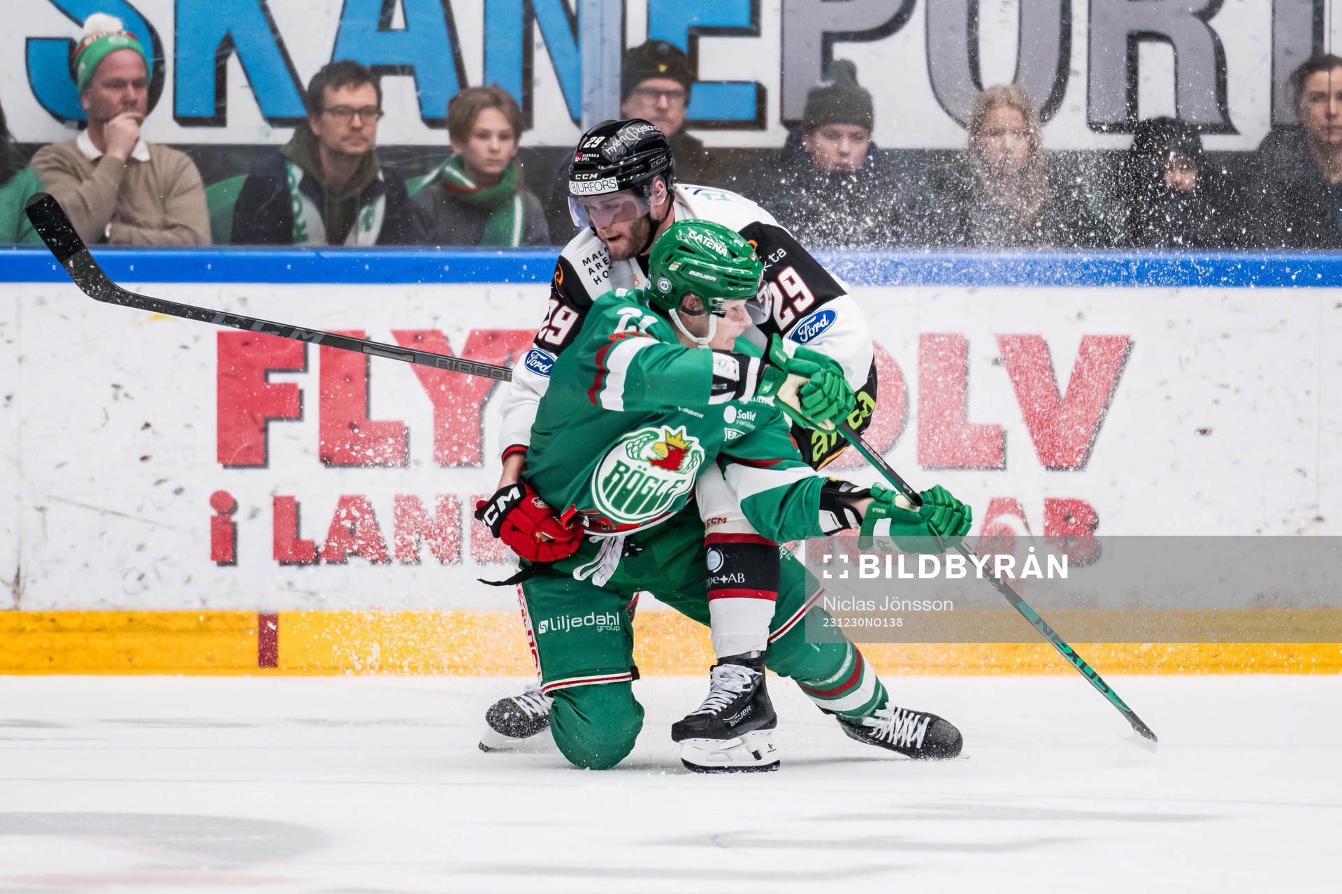 Rögles Henry Bowlby och Malmö Redhawks Kim Rosdahl