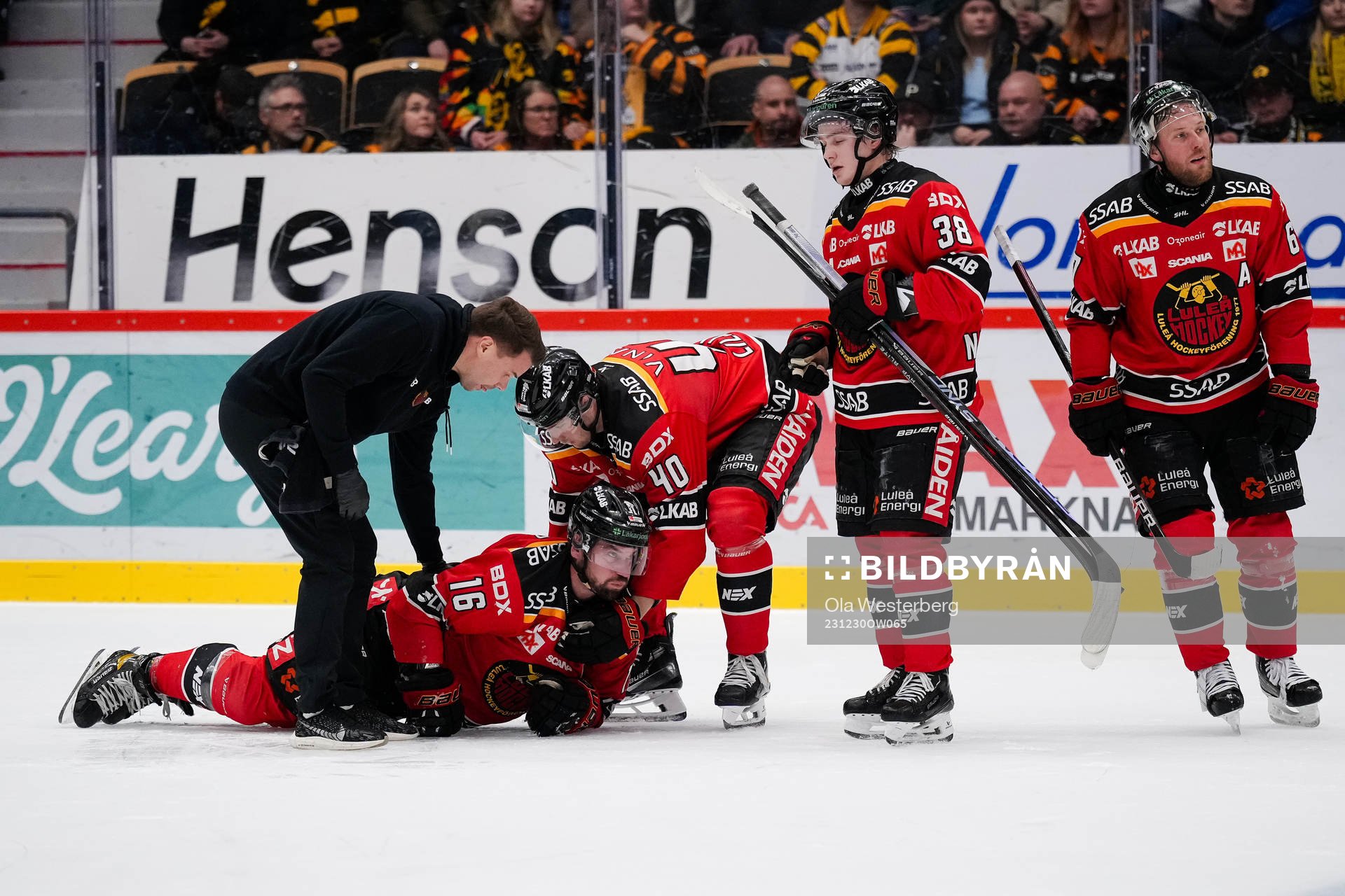 Luleås Niklas Olausson skadad och får hjälp av David