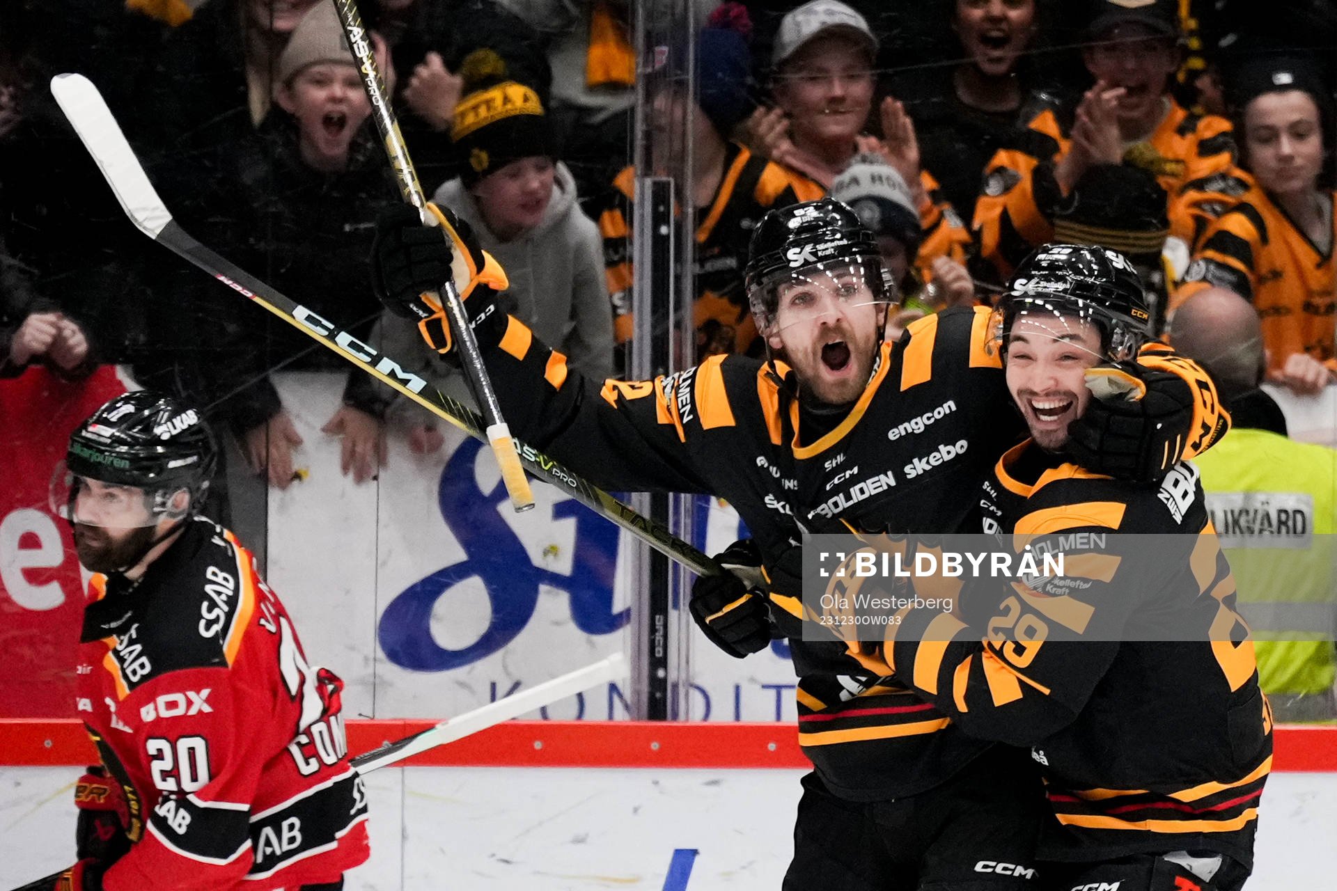 Skellefteås Arvid Lundberg och Dylan Sikura jublar