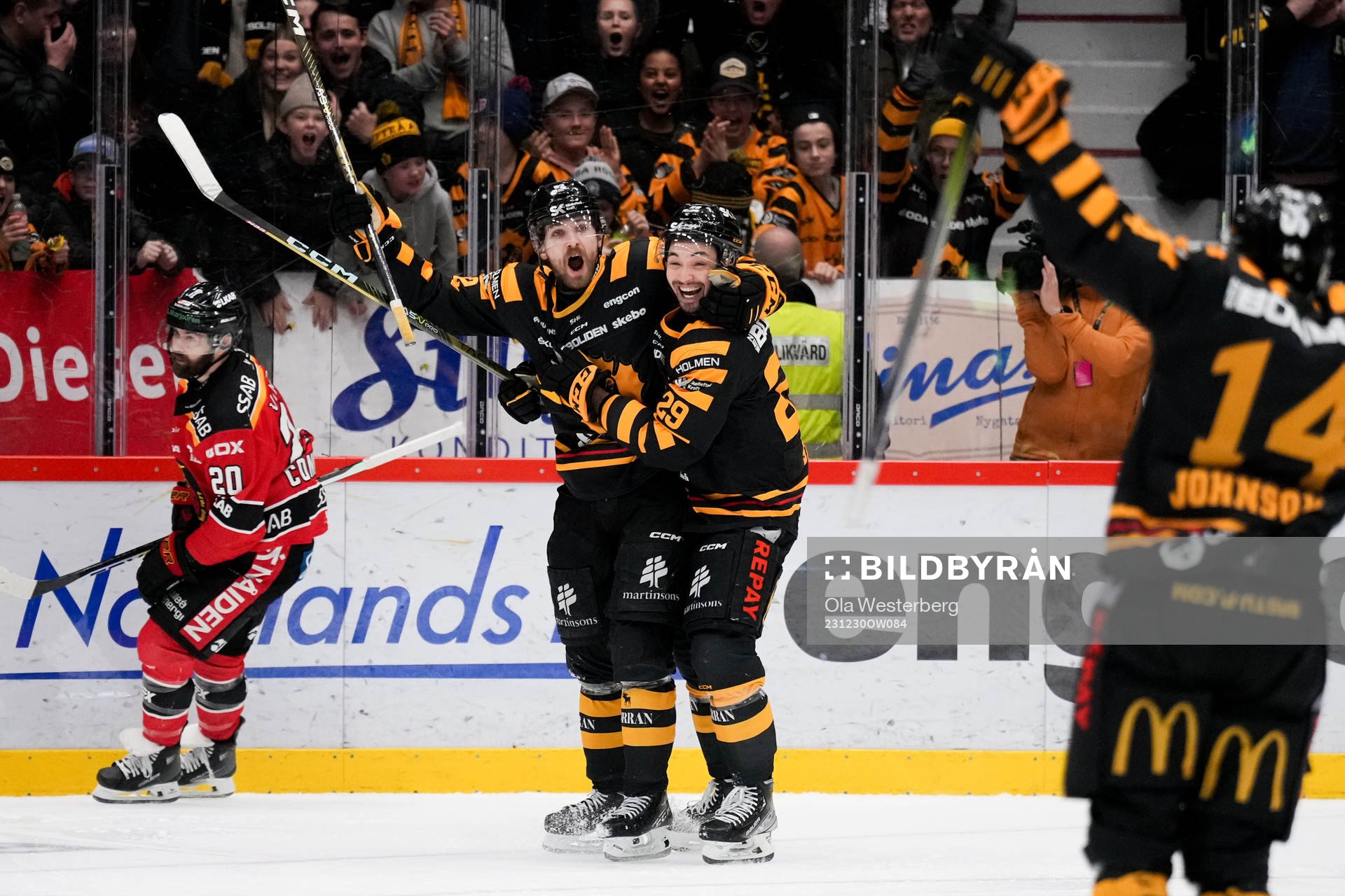 Skellefteås Arvid Lundberg och Dylan Sikura jublar