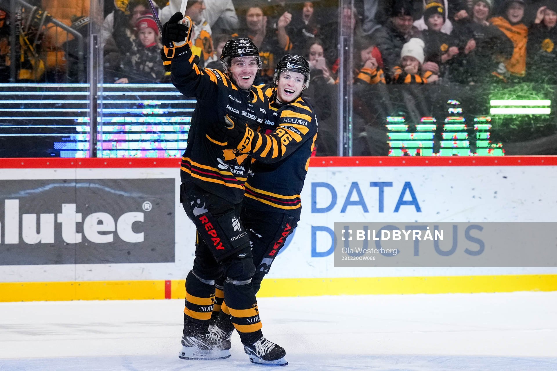 Skellefteås Max Lindholm och Rickard Hugg jublar