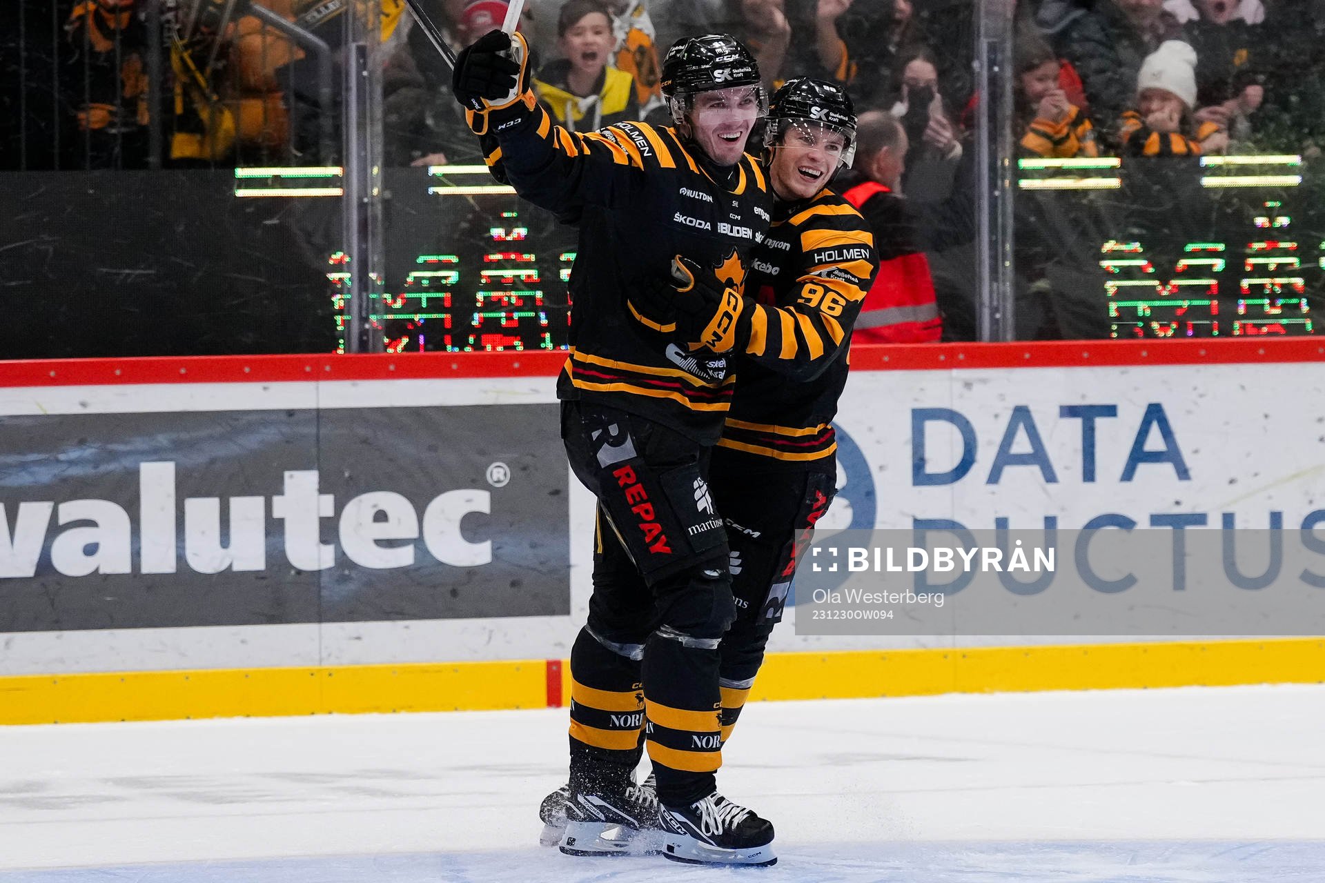 Skellefteås Max Lindholm och Rickard Hugg jublar