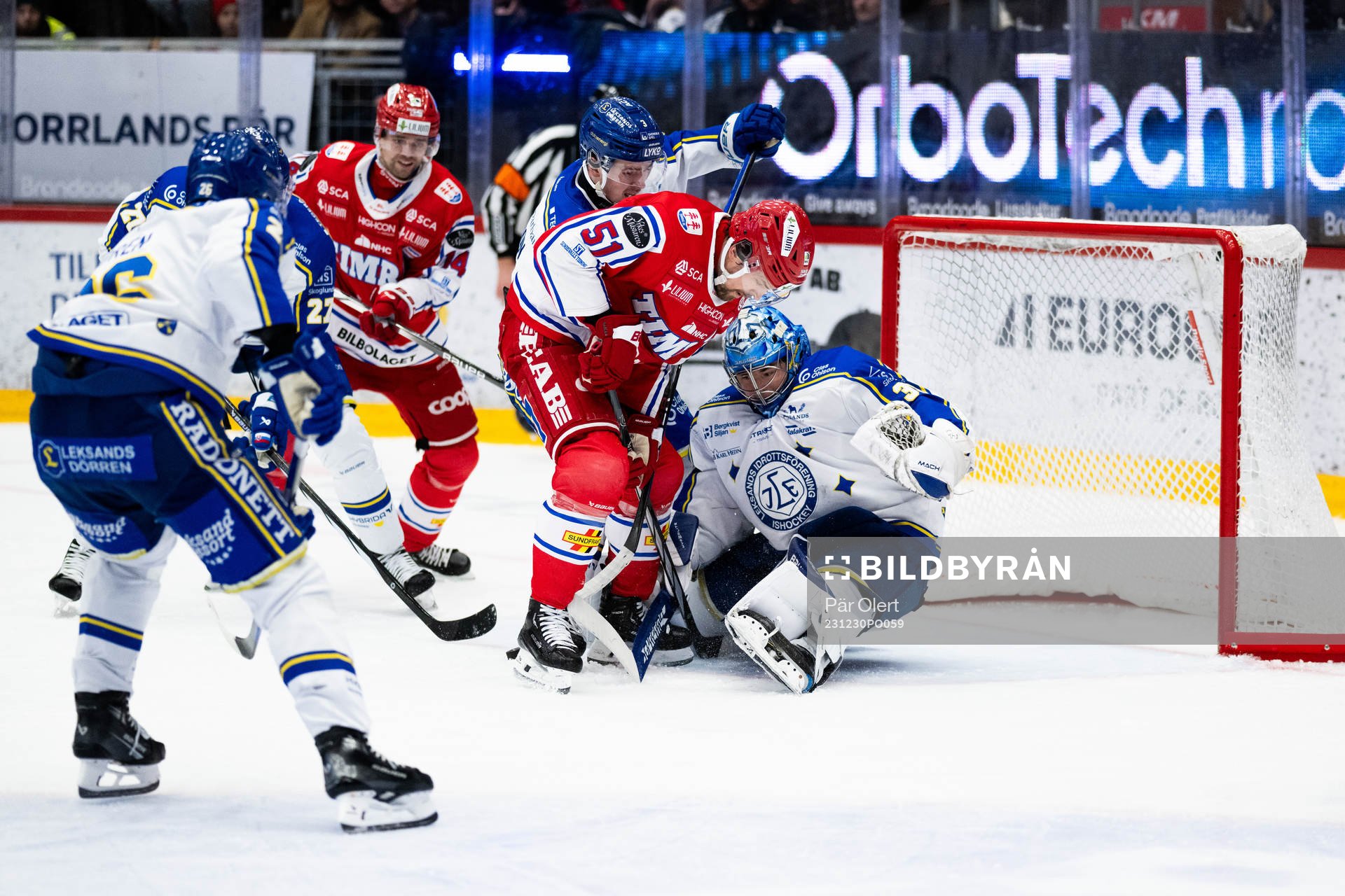 Timrås Anton Lander och Leksands målvakt Filip Larsson