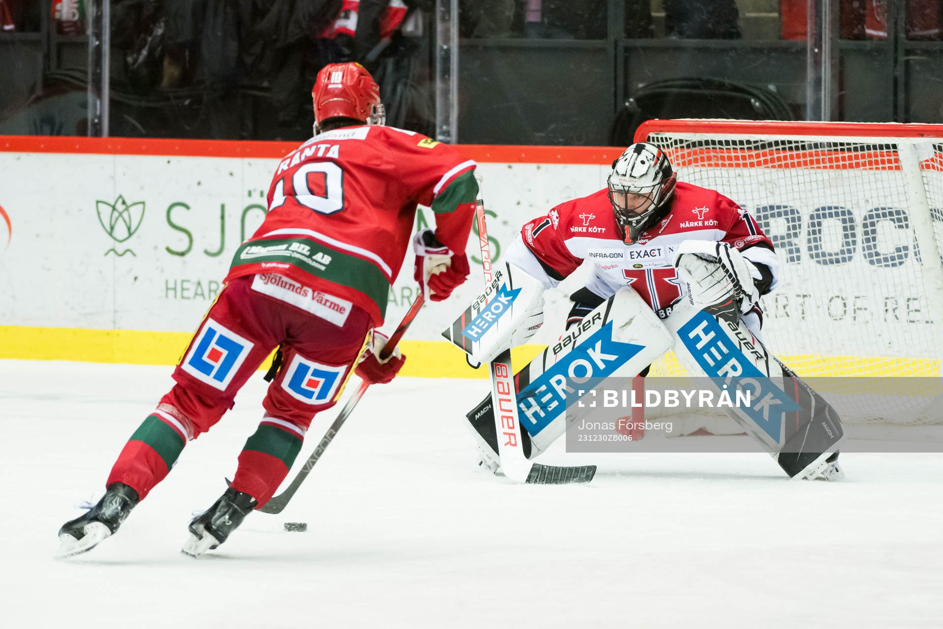 MoDos David Bernhardt och Örebros målvakt Jhonas Enroth
