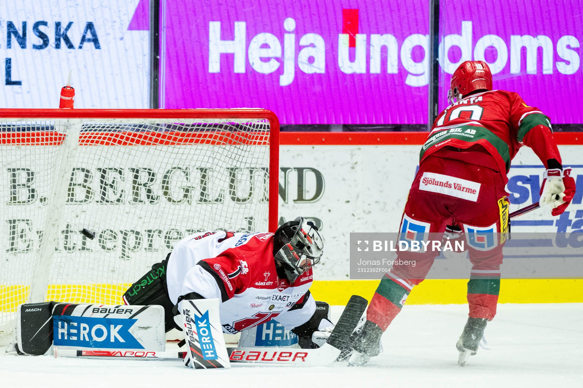 MoDos Sampo Ranta gör 2-1 bakom Örebros målvakt Jhonas