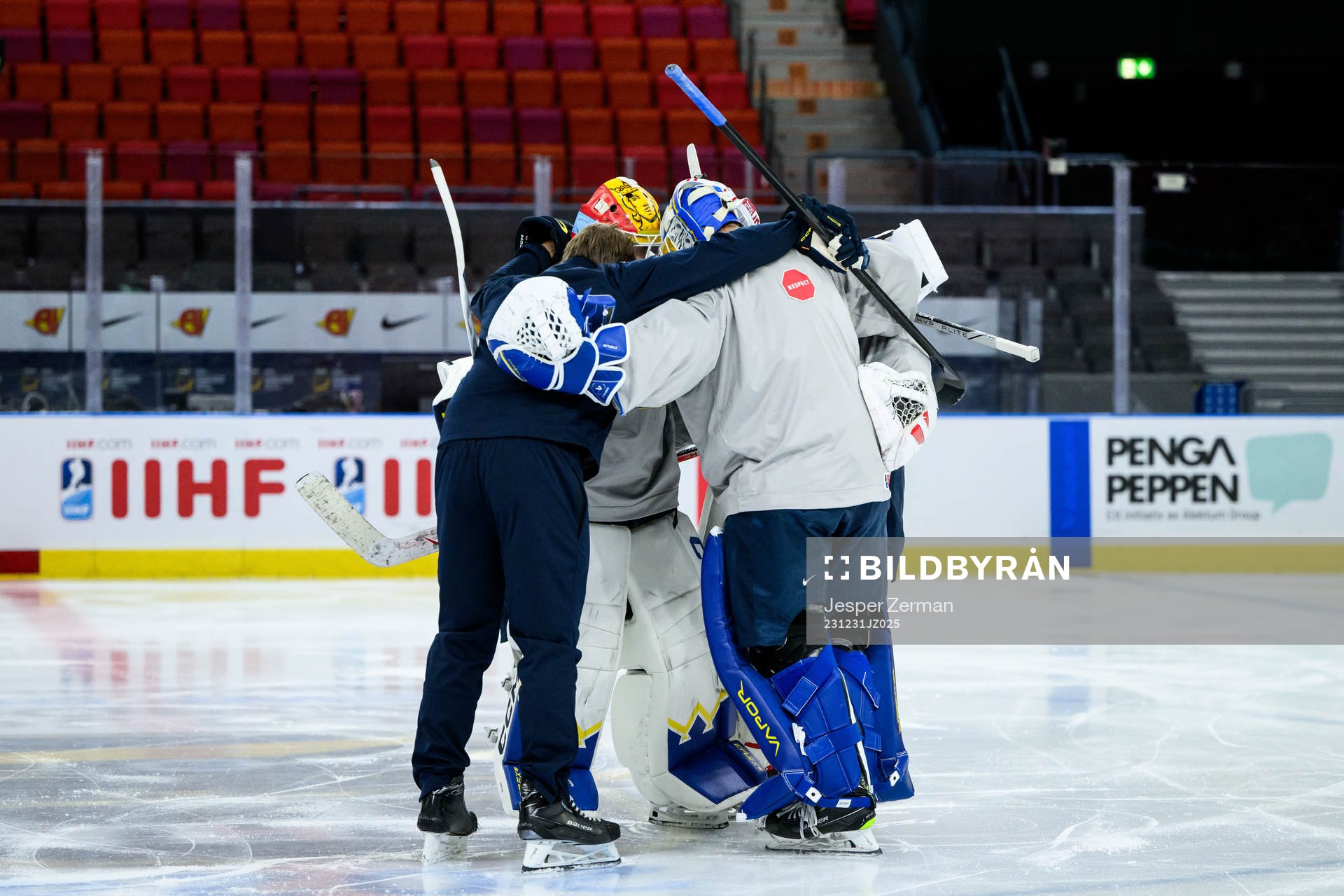 Goaltender coach Viktor Alm, goaltender Hugo Hävelid,