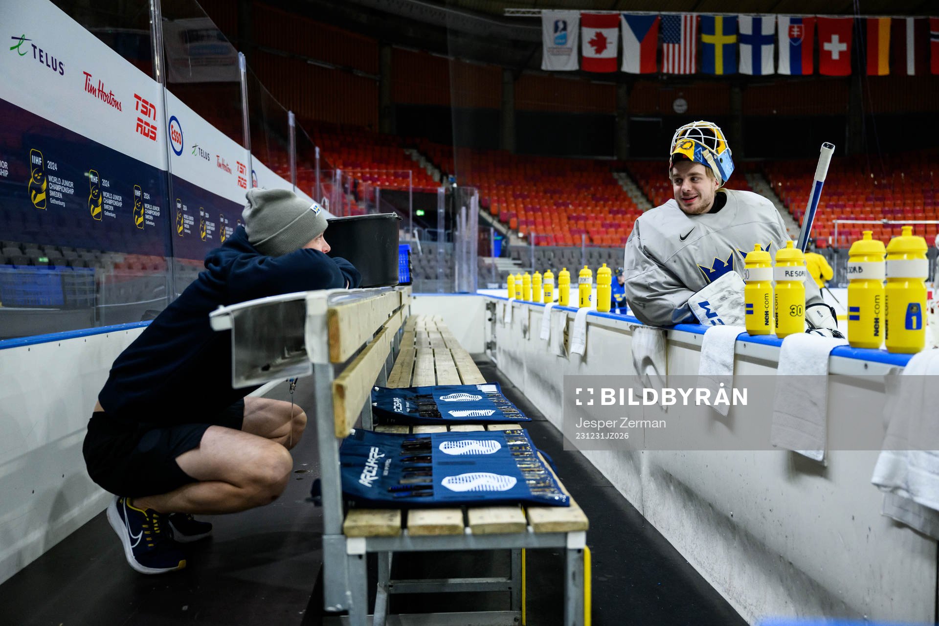 Equipment manager Jonas Landström and goaltender Hugo