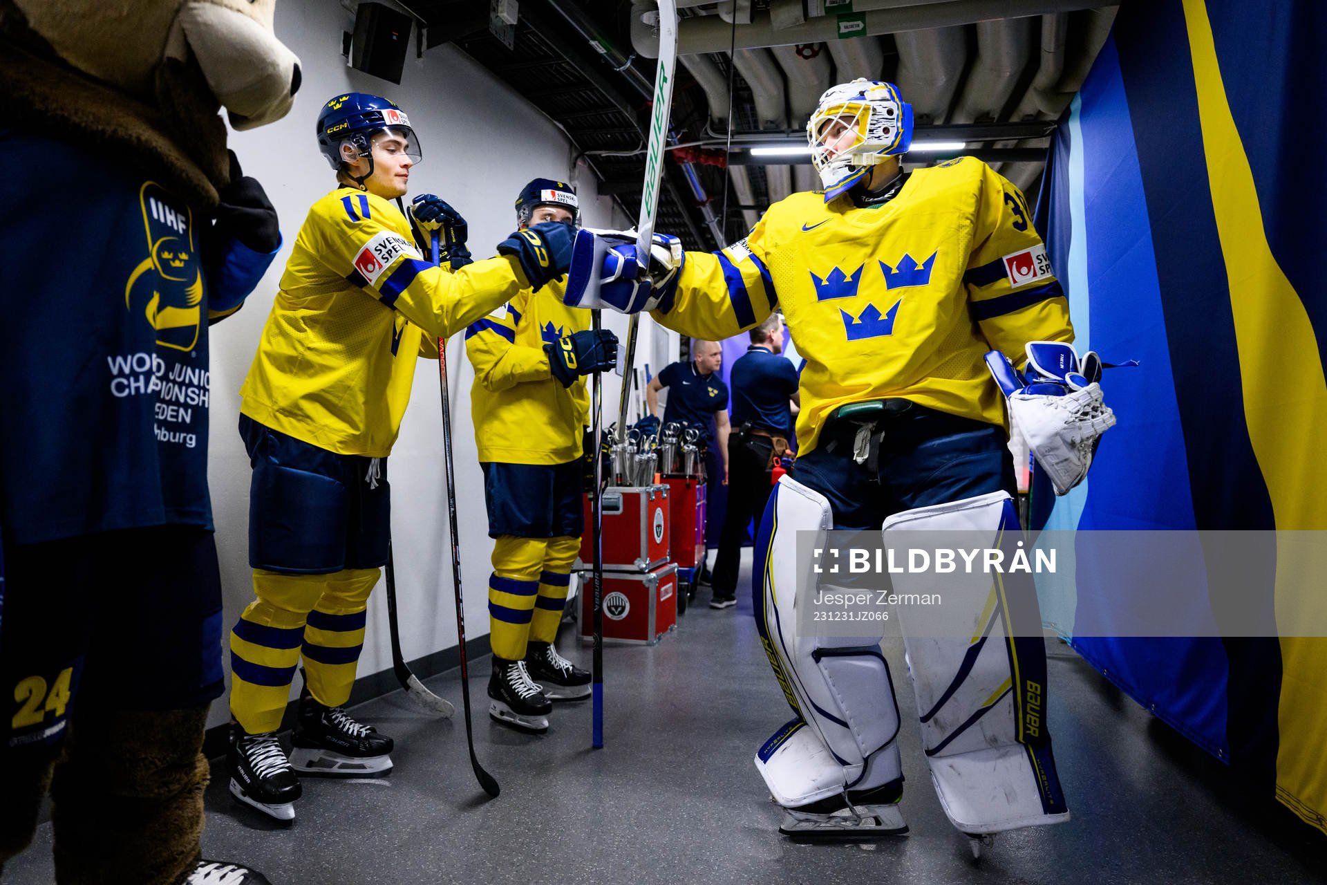 Isac Born and goaltender Melker Thelin of Sweden