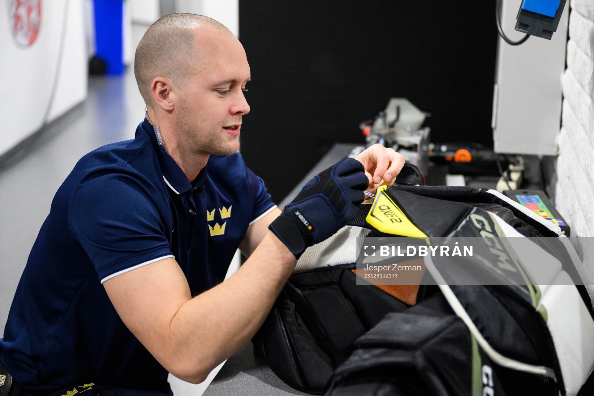 Equipment manager Jonas Landström of Sweden