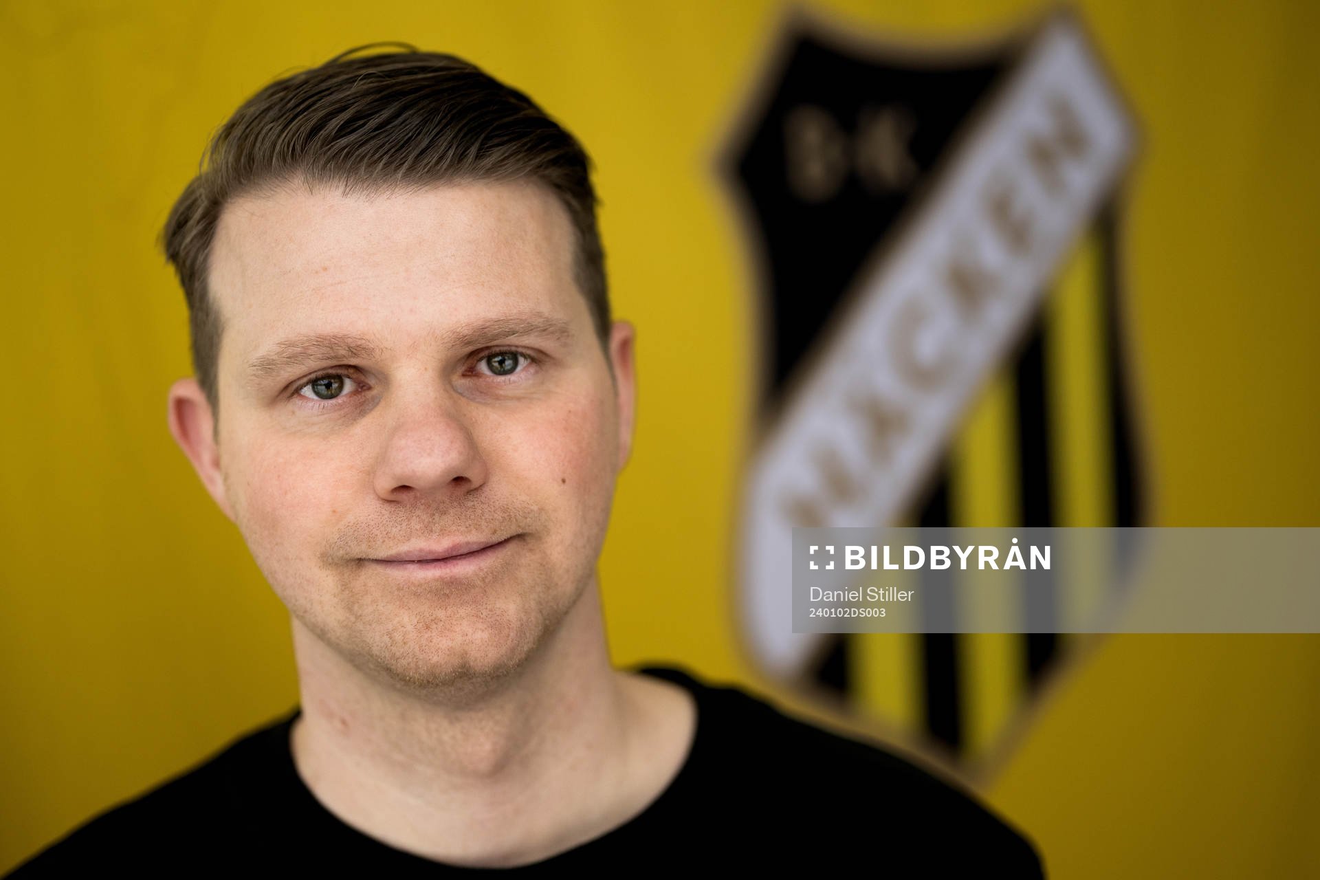 Vigan Berbatovci poserar för ett porträtt inför att han presenteras som Häckens assisterande tränare den 2 januari 2024 i Göteborg. 